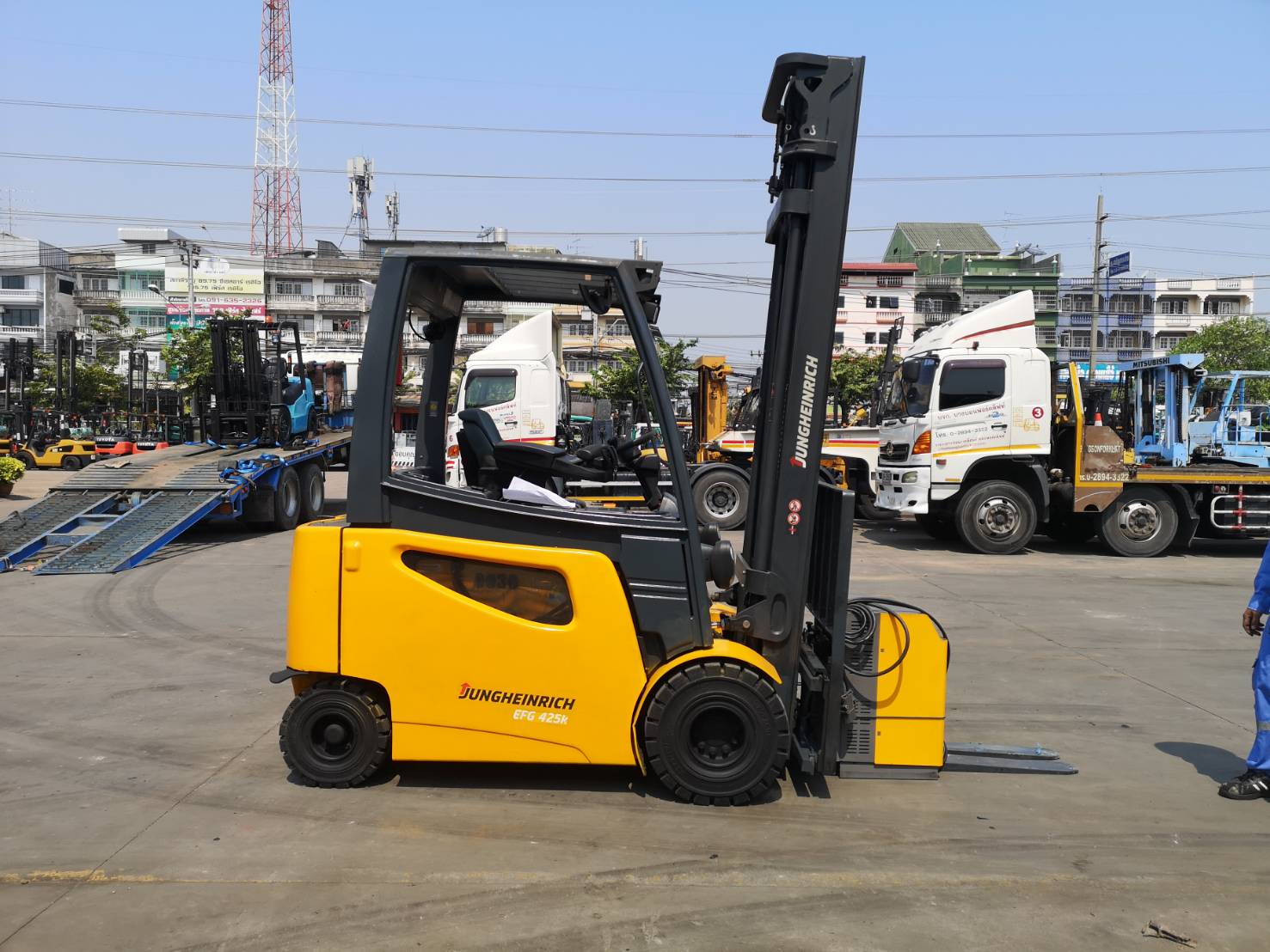 รถยกไฟฟ้านั่ง​ขับ​junghienrich​ น้ำหนัก​ยก​2.5​ตัน​ เสา​สูง​ 7​ เมตร​ แผง​งา​สไลด์​ รถสวยสภา​พ​พร้อม