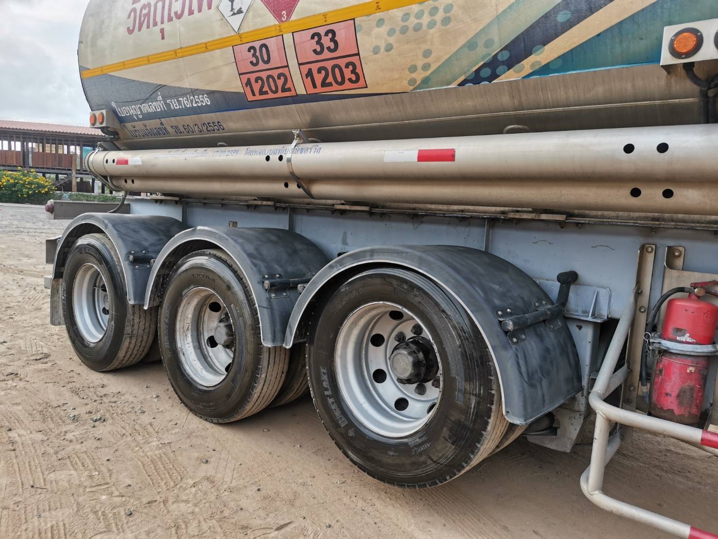 ขาย หางแท็งน้ำมัน อลูมิเนียม ความจุ 40,000ลิตร 8ช่อง ปี 54