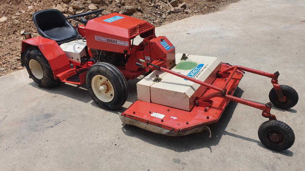 ขับ 2 รถตัดหญ้า