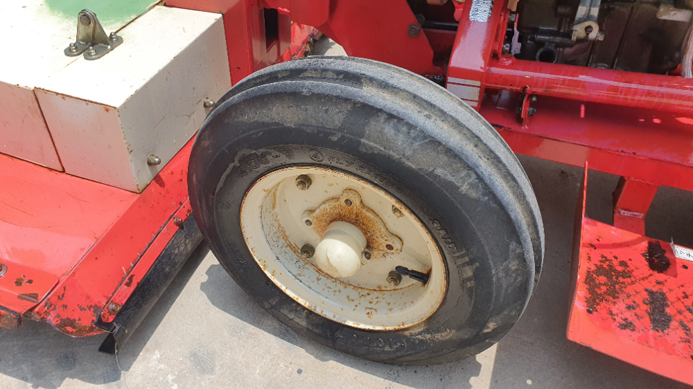 ขับ 2 รถตัดหญ้า