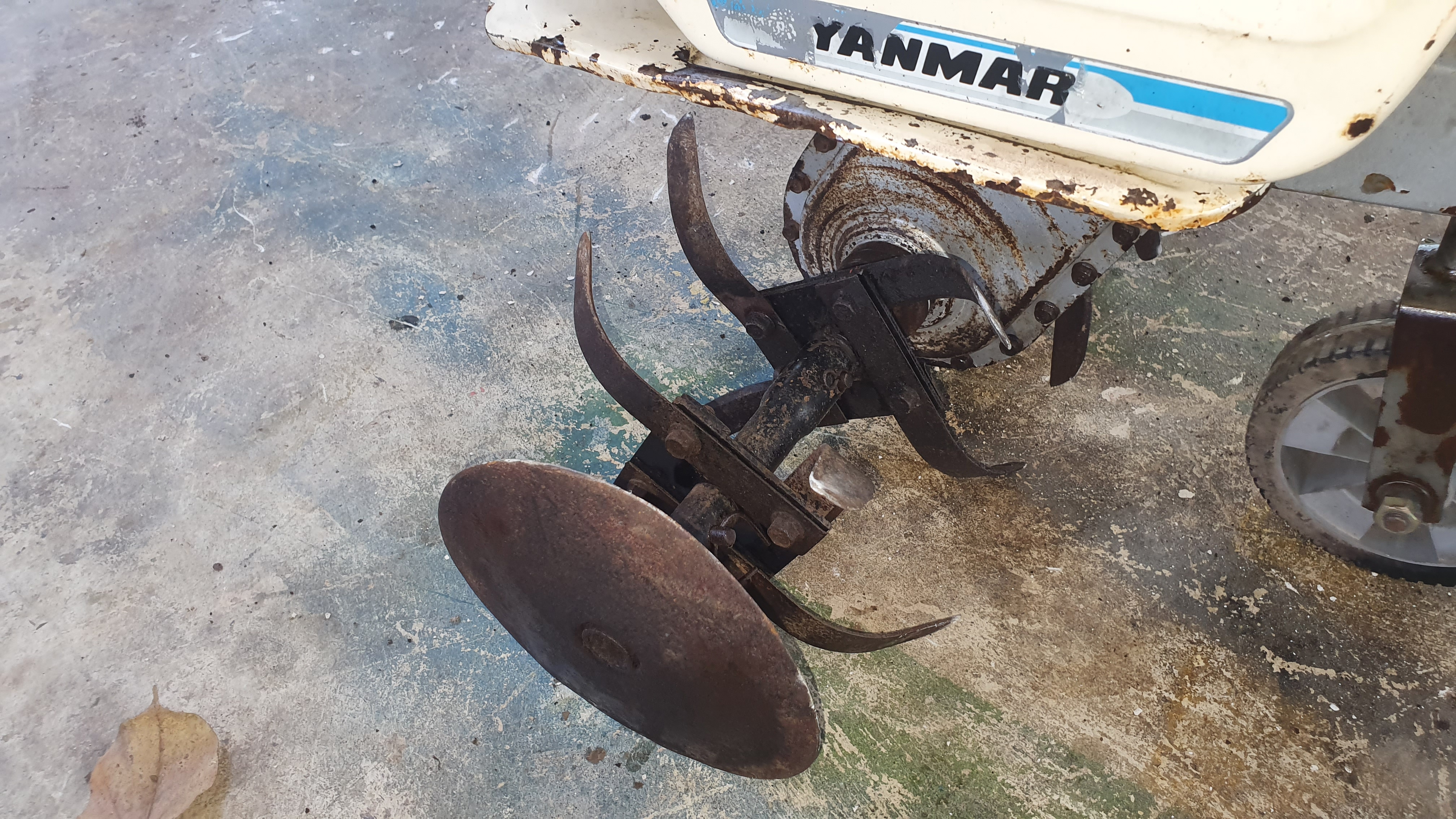 รถพรวนดิน