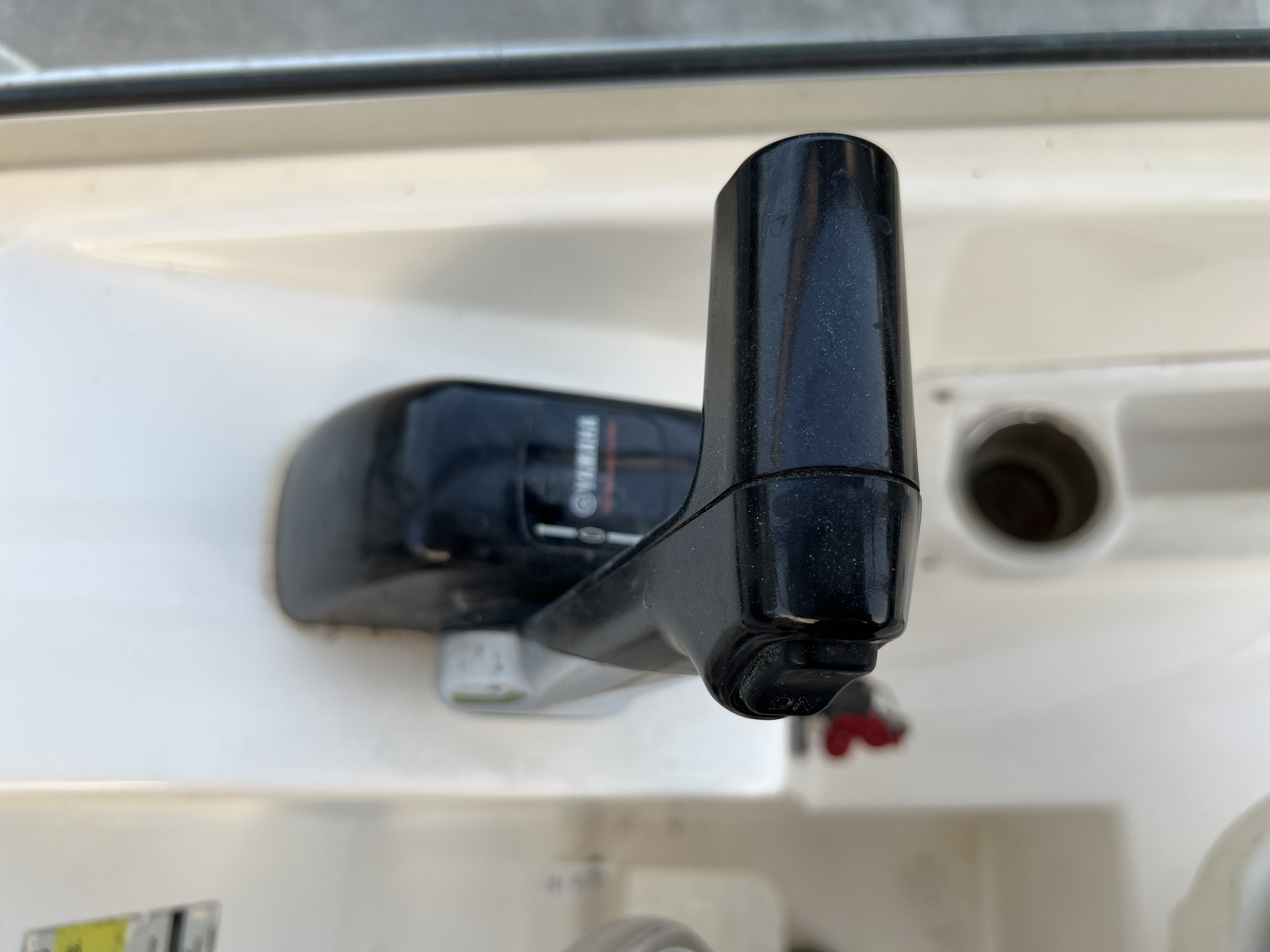 Cobia 25 ฟุต w Yamaha 250 4 stroke 800 hr พร้อมหลังคาและเทเลอร์