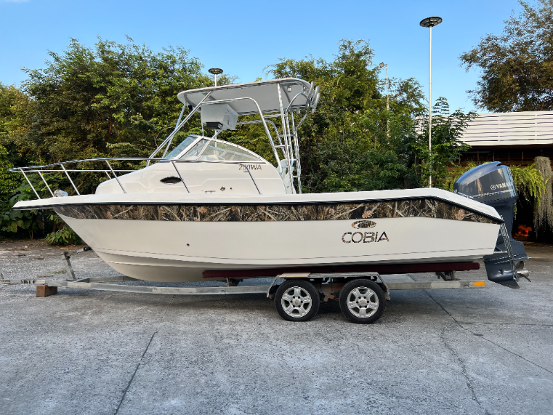 Cobia 25 ฟุต w Yamaha 250 4 stroke 800 hr พร้อมหลังคาและเทเลอร์