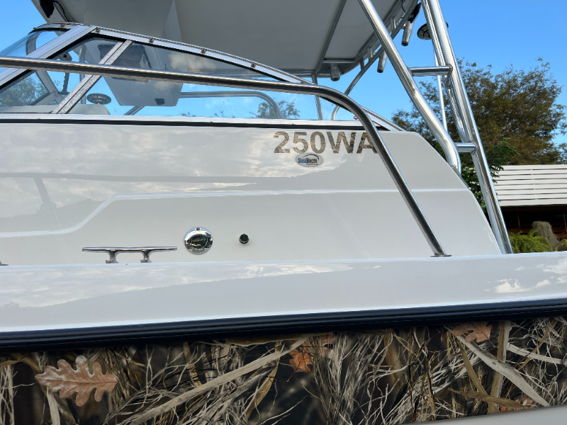 Cobia 25 ฟุต w Yamaha 250 4 stroke 800 hr พร้อมหลังคาและเทเลอร์