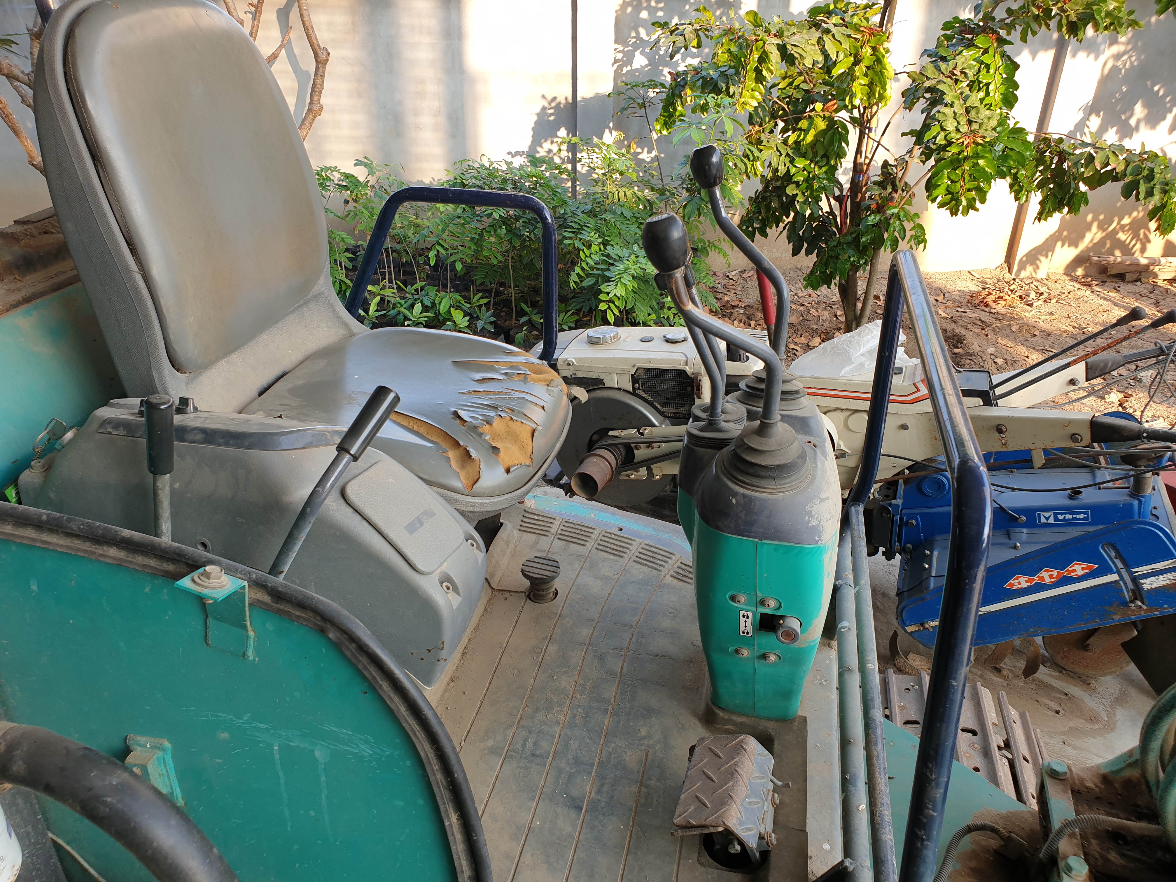 ขายรถแบ๊คโฮล komatsu PC27R-8  240,000 บาท