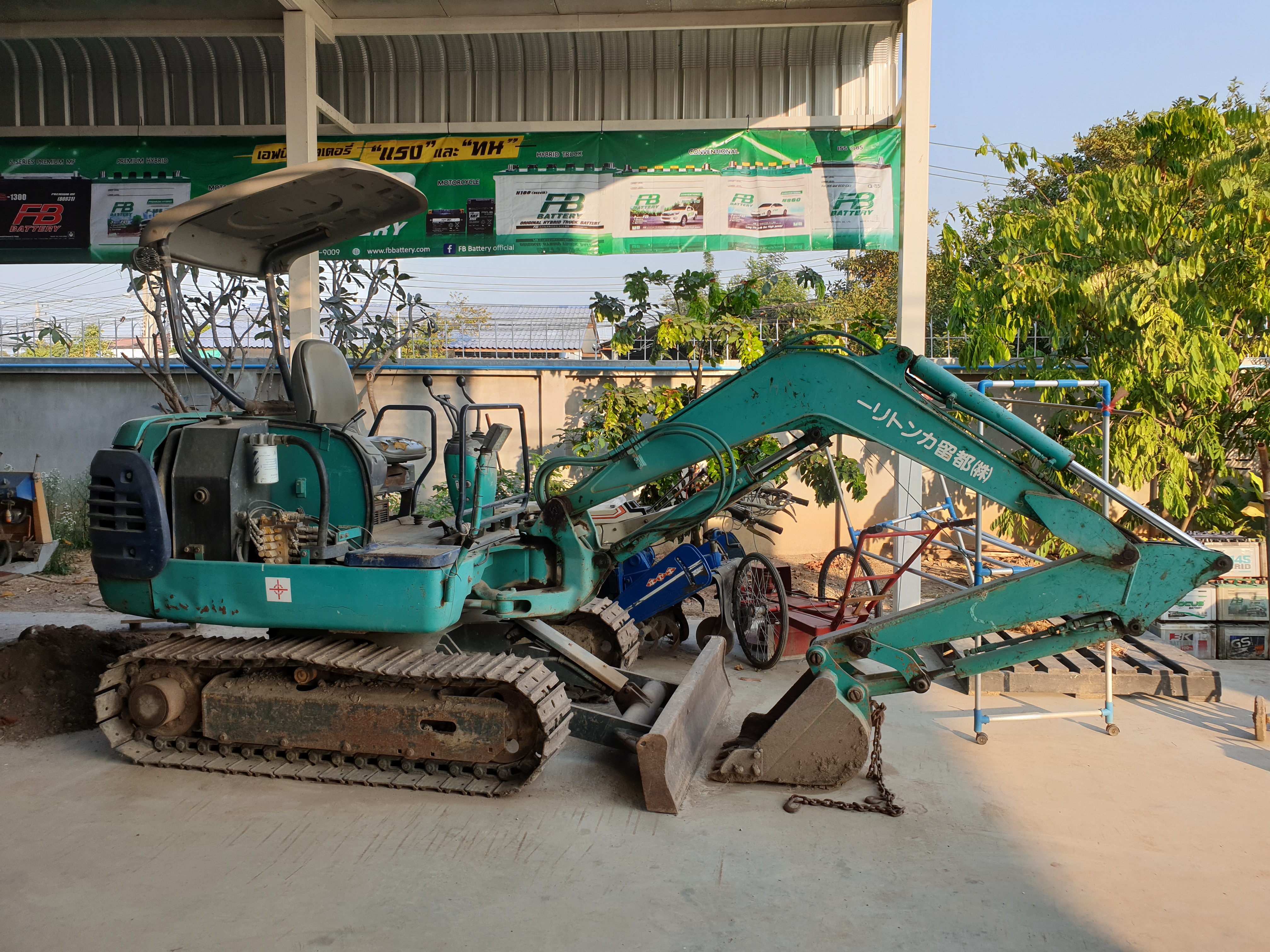 ขายรถแบ๊คโฮล komatsu PC27R-8  240,000 บาท