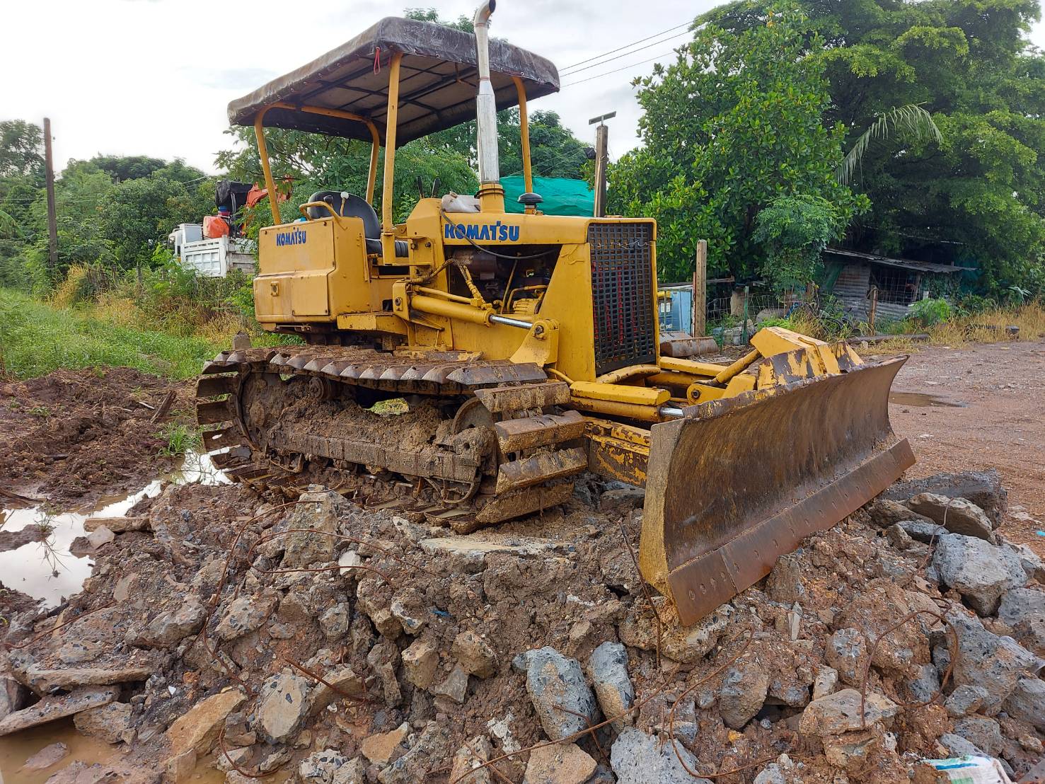vายครับ KOMATSU D20-5