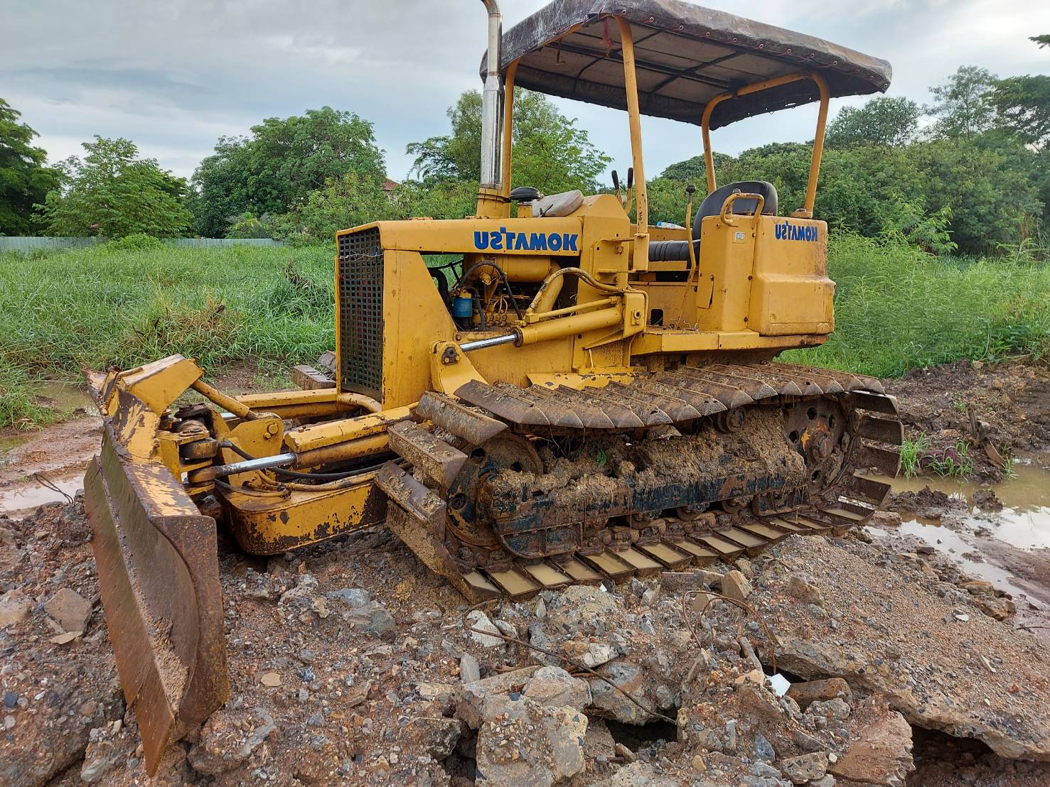 vายครับ KOMATSU D20-5
