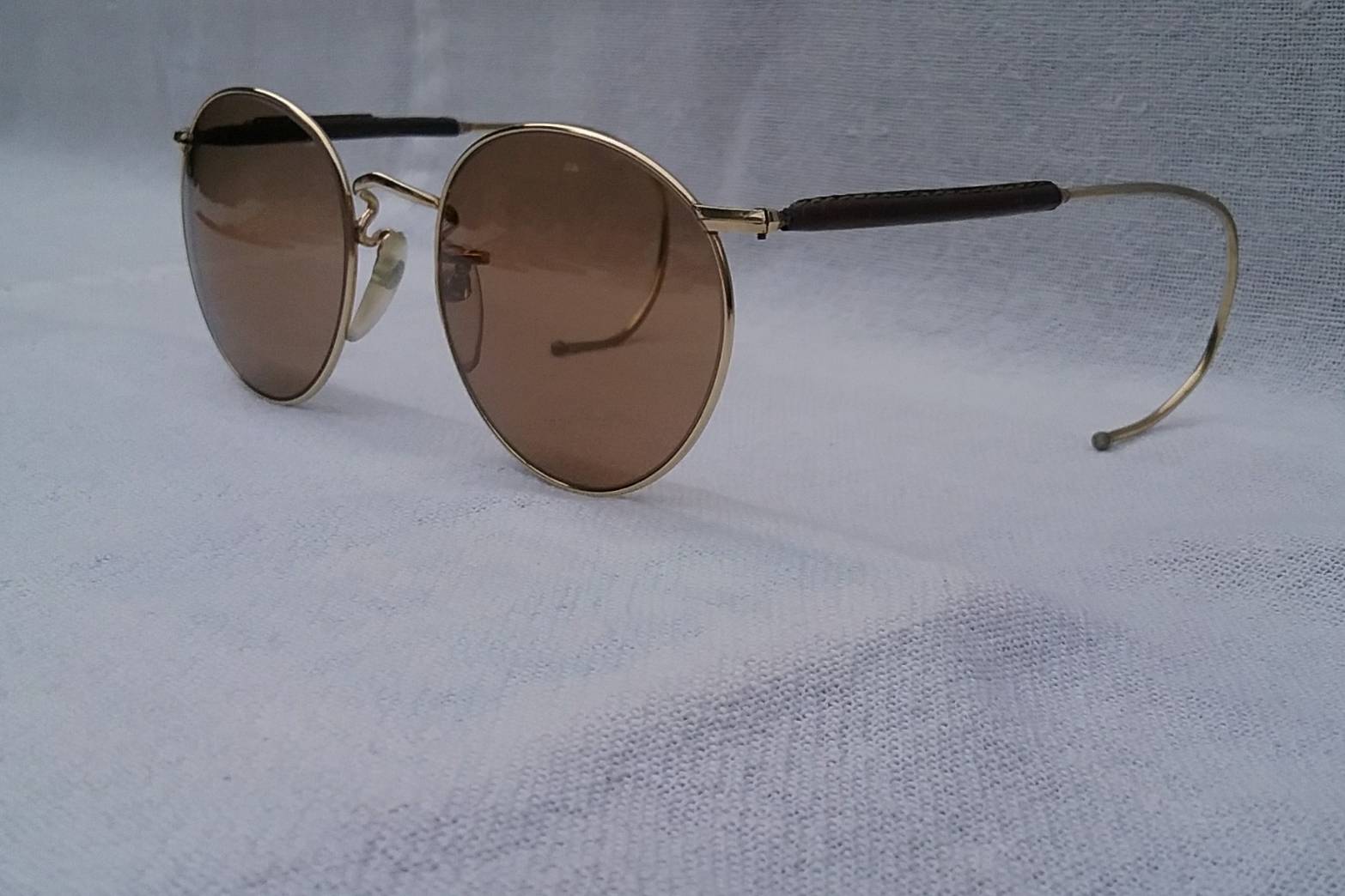 แว่นตาโกลด์ฟิลด์อันดับ 1 ของแผ่นดิน ยกกำลัง 2 'อัลก้าผู้ยิ่งใหญ่' ทองโกลด์ฟิลด์ 12K สัดส่วนทองคำบริสุทธิ์ 50%+โคตรเลนส์กระจกพระเจ้า 'คาร์ล ไซส์ เยนา' ที่ได้รับยกย่องว่าดีที่สุดของชนชาติเยอรมัน ความสมบูรณ์แบบของ 2 ตำนานคลาสสิคที่สุดกลางศตวรรษที่ 20 Vintage ALGHA Handmade in 1960's in London, England