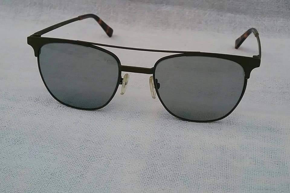 แว่นตาลาตินอเมริกาแฮนด์เมด ทศวรรษ 2010s 'เบน แอนด์ แฟรงค์' โมเดล 'สี่เหลี่ยม นักบิน คลาสสิค' กรอบโลหะคาน 2 ชั้น 'สีเขียวทหารอเมริกัน' (American Military Green) สภาพเทพ/เก่าเก็บ/งามกริ๊บ เลนส์กระจกคริสตัลหายาก 'สีเทาท้องฟ้า' Authentic BEN & FRANK handmade in the 2010s in Mexico City, Mexico