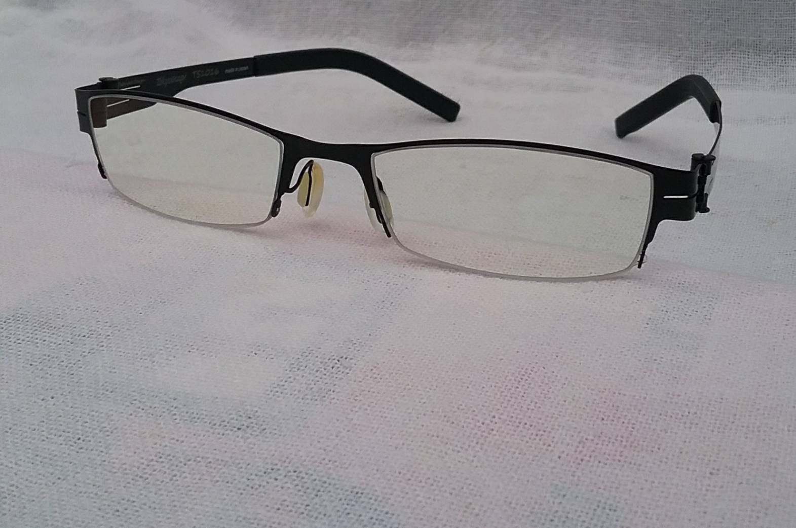 แว่นสายตาระดับ ไฮ-เอนด์ ของประเทศญี่ปุ่น 'โตเกียวสแน็ป!' ทศวรรษ 2010's  กรอบไททาเนียมบริสุทธิ์-สีดำด้าน + โบนัสพิเศษ : เลนส์ บลู โพรเทค มัลติโค้ท ใสปิ๊ง ค่าสายตา +175 ป้องกันแสงสีฟ้าที่เป็นอันตรายได้อย่างสมบูรณ์แบบ Authentic TOKYOSNAP! handmade in Japan