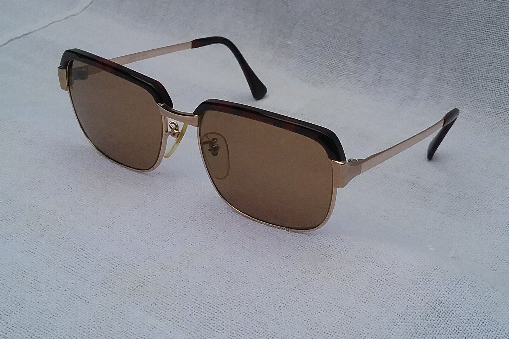 ที่สุดแห่งโคตรแว่นตาเจ้าบุญทุ่ม ทองโกลด์ฟิลด์ 22K หายาก สัดส่วนทองคำบริสุทธิ์ 91.66 เปอร์เซนต์ วิสต้า ราคาเจ้าของเหมืองมาเอง เก่าเก็บทศวรรษ 1970 โมเดลคลาสสิค สี่เหลี่ยม-โบรว์ไลน์-คลับมาสเตอร์-นายกสโมสร เลนส์กระจกคริสตัล สีกากี-สว่าง ขนาดมาตรฐาน 135mm Vintage VISTA handmade in the 1970s in Japan