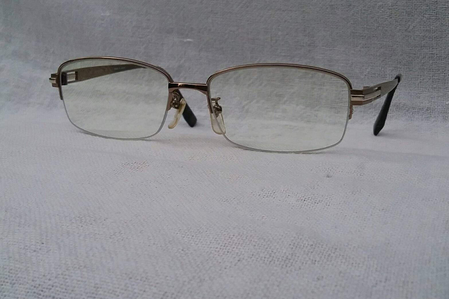 แว่นตา ไททาเนียมบริสุทธิ์ ซุปเปอร์แบรนด์หรูราชสำนักอังกฤษ  ทศวรรษที่ 2010's ***โบนัสพิเศษ : เลนส์ บลู โพรเทค มัลติโค้ท ใสปิ๊ง ค่าสายตา +175  สภาพเทพ / เก่าเก็บ / ใหม่กริ๊บ !  Authentic DAKS handmade in the 2010's in Japan