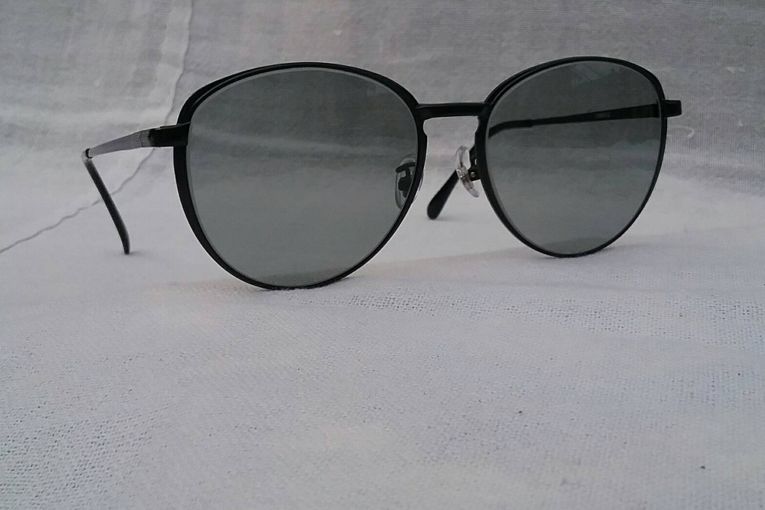 แว่นตาปัญญาชนอังกฤษ 'เคมบริดจ์ ยูนิเวอร์ซิตี้'  วินเทจทศวรรษ 1990's  โมเดลอาร์ติสท์ 'หยดน้ำ - แพนโต้ - ใหญ่ - ราชสีห์ดำ - จอห์น เลนนอน' ☆☆☆ เลนส์กระจกคริสตัล หายาก 'สีเทาควันไฟ'  Vintage CAMBRIDGE UNIV. handmade in the 1990's in Japan