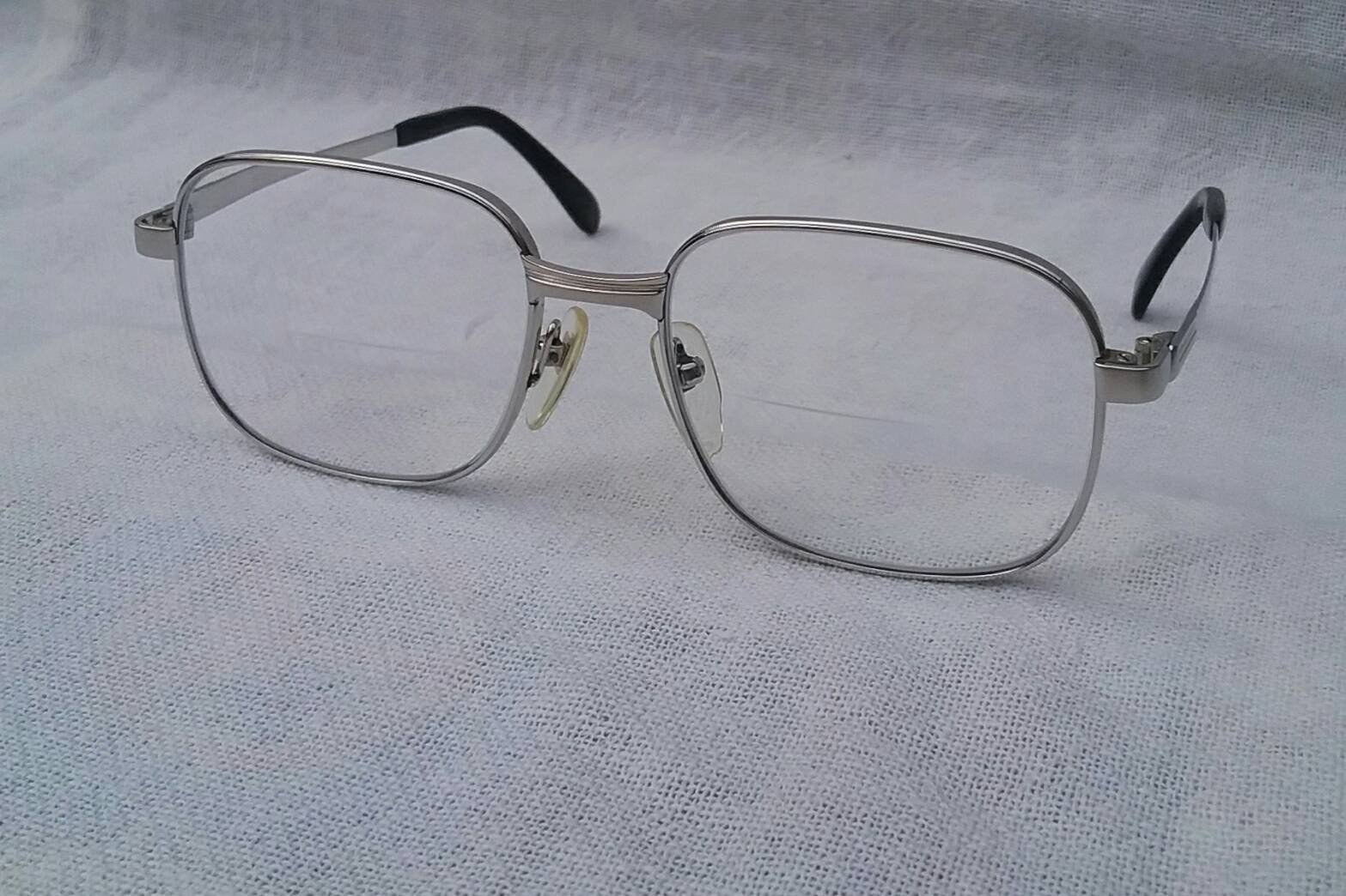 แว่นตาระดับพรีเมียมของประเทศญี่ปุ่น มือหนึ่ง - สต็อคเก่าทศวรรษ 2010's สภาพเทพ / ใหม่กริ๊บ / ไม่เคยใช้งานมาก่อน ! ☆ โบนัสพิเศษ : เลนส์มัลติโค้ทสายตายาว 2 ชั้น ค่าสายตา +300 / +75 มองได้ชัดแจ๋วทั้งระยะใกล้และไกล สภาพซุปเปอร์นางฟ้า 100% ขนาดมาตรฐาน 140 mm Authentic NIKON handmade in Japan แว่นตาระดับพรีเมียมของประเทศญี่ปุ่น มือหนึ่ง - สต็อคเก่าทศวรรษ 2010's สภาพเทพ / ใหม่กริ๊บ / ไม่เคยใช้งานมาก่อน ! ☆ โบนัสพิเศษ : เลนส์มัลติโค้ทสายตายาว 2 ชั้น ค่าสายตา +300 / +75 มองได้ชัดแจ๋วทั้งระยะใกล้และไกล สภาพซุปเปอร์นางฟ้า 100% ขนาดมาตรฐาน 140 mm Authentic NIKON handmade in Japan