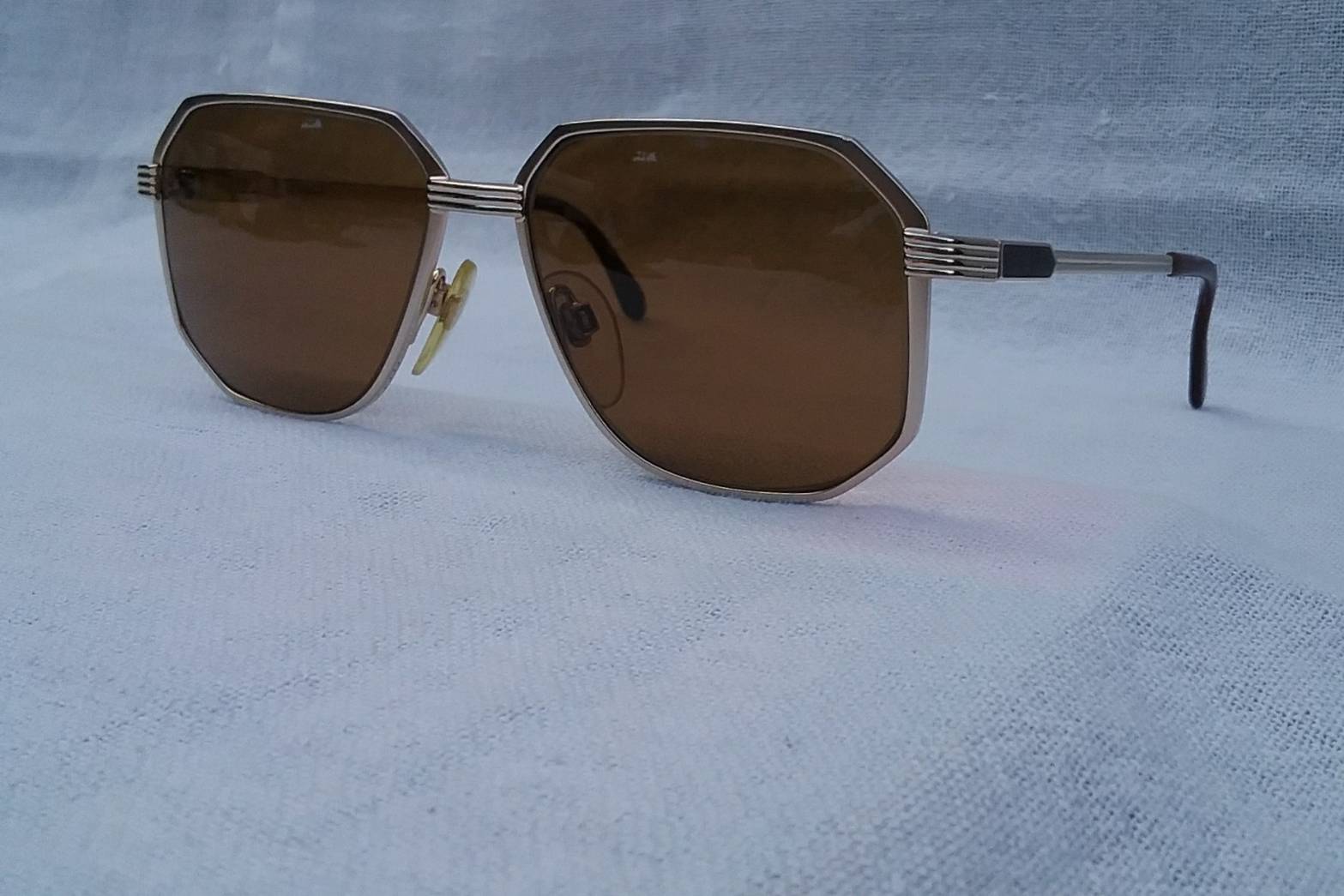 แว่นตาเทพเจ้าของชาวเยอรมัน โรเดนสต็อค รุ่นพิเศษ เอ็กซ์คลูซีฟ ซีรีส์ อลังการงานสร้างทศวรรษ 1990 กรอบไททาเนียมบริสุทธิ์สีทอง เลนส์กระจกคริสตัล หายาก สีน้ำตาลคาราเมล บานพับสปริง โรดาเฟล็กซ์-Rodaflex Hinge ลิขสิทธิ์ผู้เดียวของโรเดนสต็อค ยืดหยุ่น เบาสบาย Vintage RODENSTOCK handmade in Wurzburg, Germany