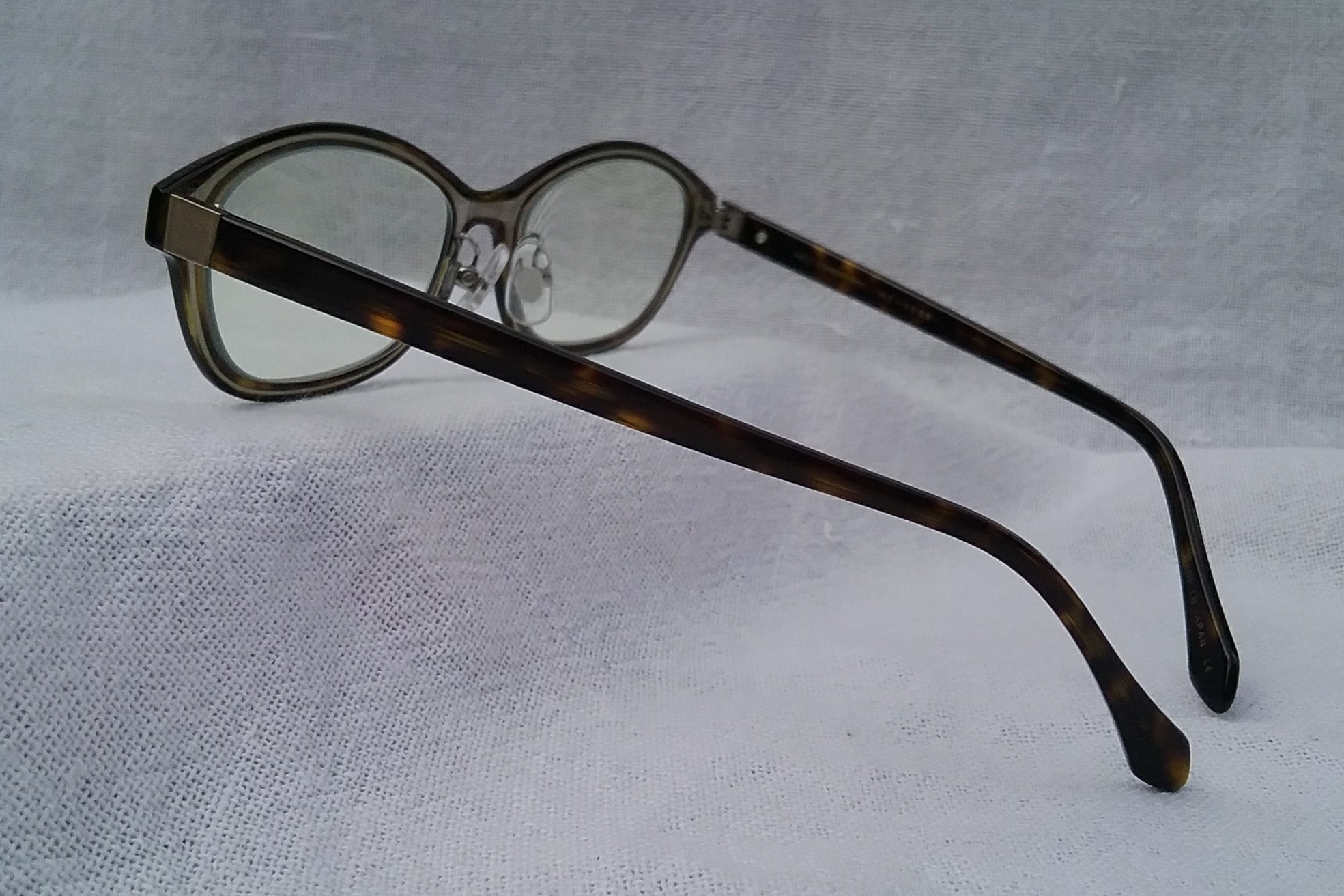 แว่นตายอดฝีมือจากเมืองซาบาเอะ - ราชธานีแห่งแว่นตาของญี่ปุ่น  กรอบ 'อะซีเทต อนุพันธุ์เส้นใยฝ้าย ลายกระ' ฝังแผ่นโลหะ 'ไททาเนียมบริสุทธิ์'  ☆☆☆ โบนัสพิเศษ : เลนส์ บลู โพรเทค มัลติโค้ท ใสปิ๊ง ค่าสายตา +150  ป้องกันแสงสีฟ้า (Blue Protect)   Authentic HAMAMOTO handmade in the 2010's in Sabae, Japan