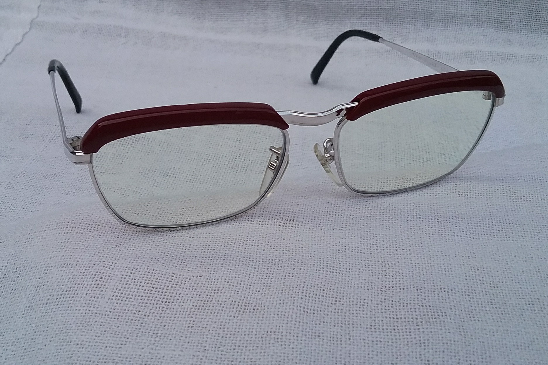 สุดยอดแว่นตาโกลด์ฟิลด์สายพันธุ์เวียนนิส ทองขาว 12K สัดส่วนทองคำบริสุทธิ์ 50% สภาพเทพ/เก่าเก็บ/งามกริ๊บ โมเดลคลาสสิค'สี่เหลี่ยมผืนผ้า-โบรว์ไลน์-นายกสโมสร' ☆ โบนัสพิเศษ เลนส์ บลู โพรเทค มัลติโค้ท ใสปิ๊ง ค่าสายตา+200 ป้องกันแสงสีฟ้าที่เป็นอันตรายได้อย่างสมบูรณ์แบบ Vintage VIENNALINE handmade in Austria สุดยอดแว่นตาโกลด์ฟิลด์สายพันธุ์เวียนนิส ทองขาว 12K สัดส่วนทองคำบริสุทธิ์ 50% สภาพเทพ/เก่าเก็บ/งามกริ๊บ โมเดลคลาสสิค'สี่เหลี่ยมผืนผ้า-โบรว์ไลน์-นายกสโมสร' ☆ โบนัสพิเศษ เลนส์ บลู โพรเทค มัลติโค้ท ใสปิ๊ง ค่าสายตา+200 ป้องกันแสงสีฟ้าที่เป็นอันตรายได้อย่างสมบูรณ์แบบ Vintage VIENNALINE handmade in Austria