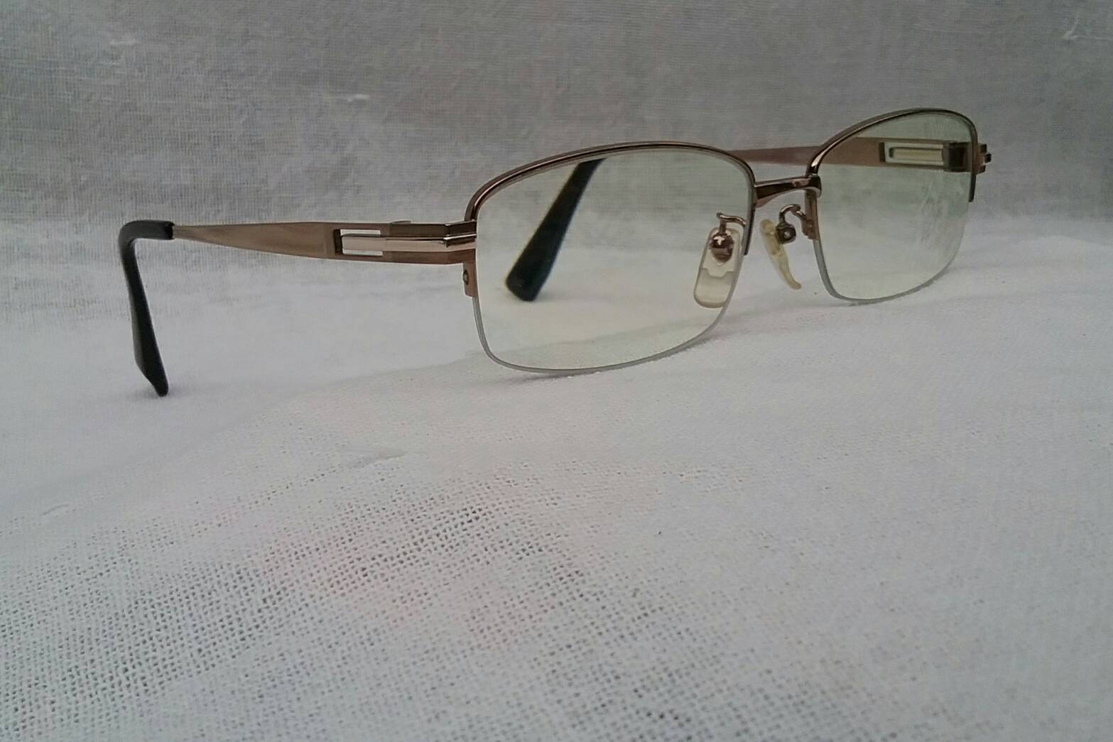 แว่นตา ไททาเนียมบริสุทธิ์ ซุปเปอร์แบรนด์หรูราชสำนักอังกฤษ  ทศวรรษที่ 2010's ***โบนัสพิเศษ : เลนส์ บลู โพรเทค มัลติโค้ท ใสปิ๊ง ค่าสายตา +175  สภาพเทพ / เก่าเก็บ / ใหม่กริ๊บ !  Authentic DAKS handmade in the 2010's in Japan