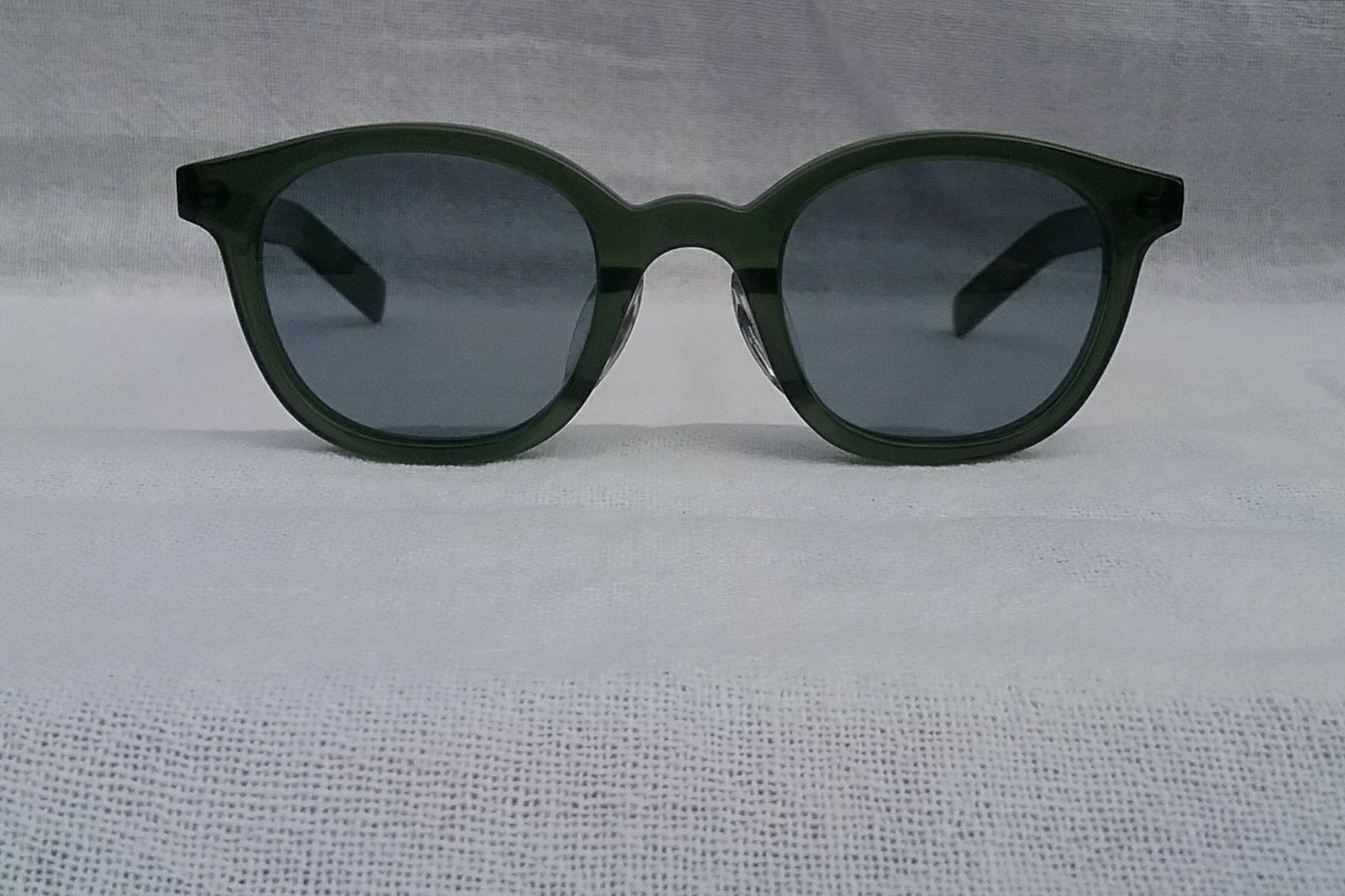 แว่นตาหัตถศิลป์ญี่ปุ่นเกรดพรีเมียม เก่าเก็บทศวรรษ 2010 ราคานักศึกษา กรอบอะซีเทต-โปร่งแสง-สีเขียวนายพราน-Hunter Green ประดับหมุดโลหะสีเงิน 4 ตำแหน่ง แป้นจมูก-ยกสูงสำหรับคนเอเชีย ปลายขาออกแบบกันลื่น เลนส์กระจกคริสตัล สีเทาท้องฟ้า มองเห็นดวงตาผู้สวมใส่ Authentic JAPANESE EYEGLASSES handcrafted in Japan แว่นตาหัตถศิลป์ญี่ปุ่นเกรดพรีเมียม เก่าเก็บทศวรรษ 2010 ราคานักศึกษา กรอบอะซีเทต-โปร่งแสง-สีเขียวนายพราน-Hunter Green ประดับหมุดโลหะสีเงิน 4 ตำแหน่ง แป้นจมูก-ยกสูงสำหรับคนเอเชีย ปลายขาออกแบบกันลื่น เลนส์กระจกคริสตัล สีเทาท้องฟ้า มองเห็นดวงตาผู้สวมใส่ Authentic JAPANESE EYEGLASSES handcrafted in Japan