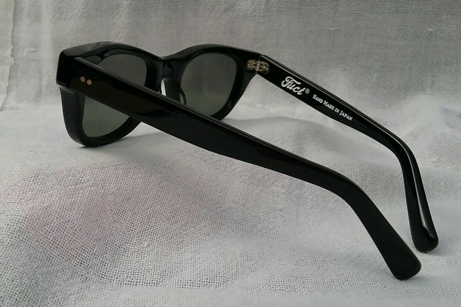 แว่นตาเจแปนิสแฮนด์เมคทศวรรษ 2010's  ราคาพิเศษ !  'มุมแว่น' และ 'ก้านขา'  ประดับ 'หมุดโลหะสีเงิน' ในแบบนิวเวย์ฟาเรอร์สไตล์  สภาพเทพ / เก่าเก็บ / งามกริ๊บ !  เลนส์กระจกคริสตัล 'สีเทาควันไฟ'  Authentic FUCT handmade in the 2010's in Japan