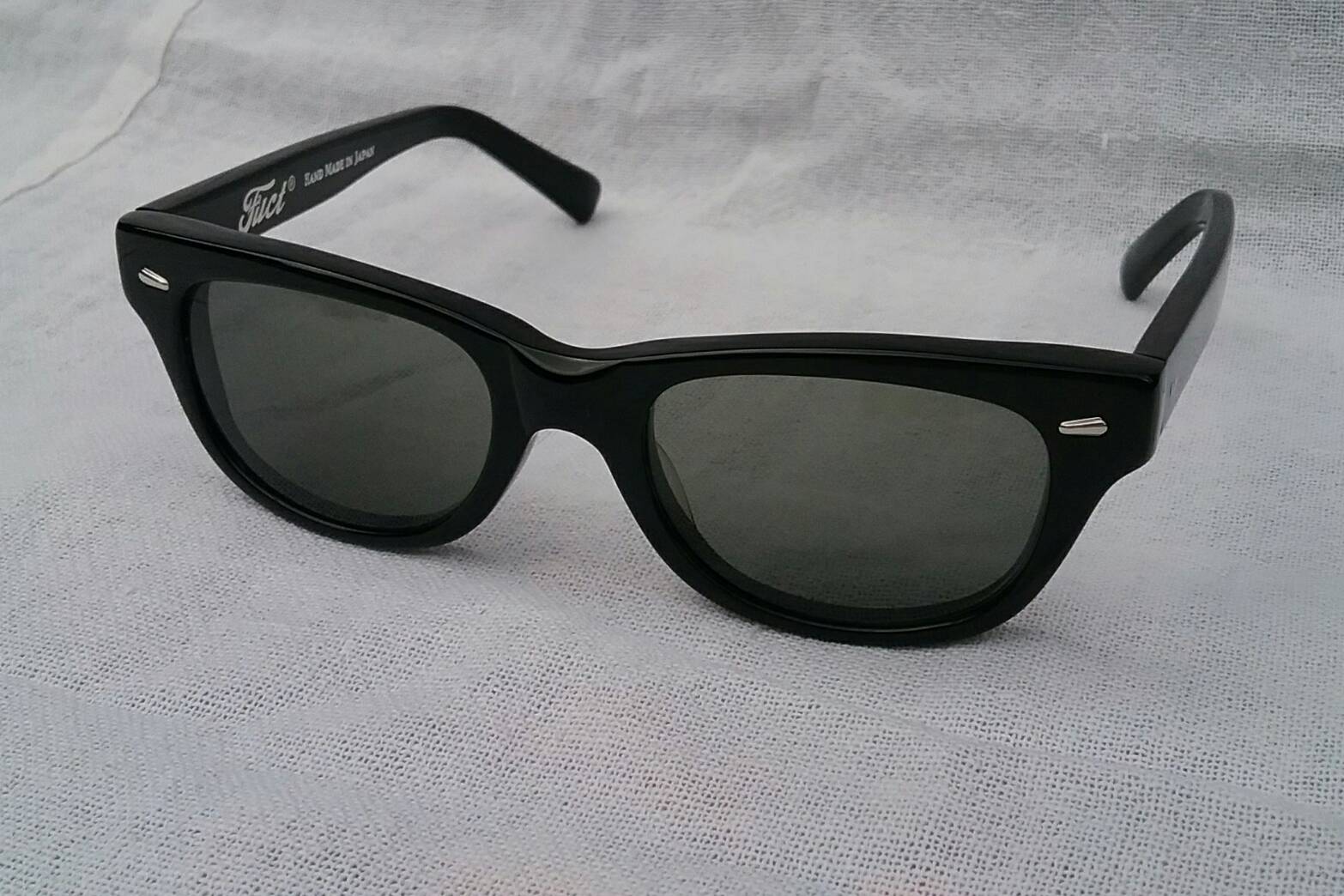 แว่นตาเจแปนิสแฮนด์เมคทศวรรษ 2010's  ราคาพิเศษ !  'มุมแว่น' และ 'ก้านขา'  ประดับ 'หมุดโลหะสีเงิน' ในแบบนิวเวย์ฟาเรอร์สไตล์  สภาพเทพ / เก่าเก็บ / งามกริ๊บ !  เลนส์กระจกคริสตัล 'สีเทาควันไฟ'  Authentic FUCT handmade in the 2010's in Japan