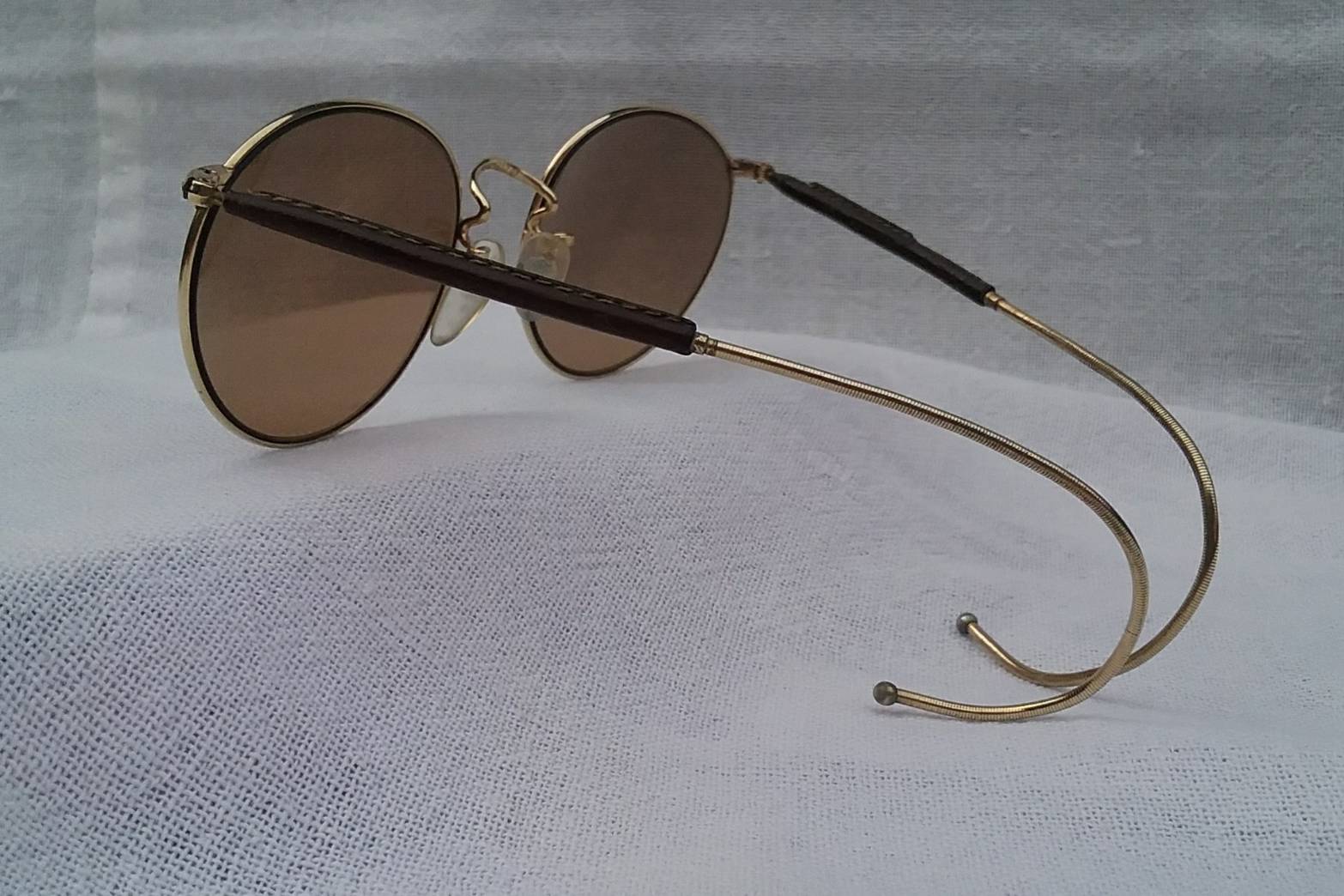 แว่นตาโกลด์ฟิลด์อันดับ 1 ของแผ่นดิน ยกกำลัง 2 'อัลก้าผู้ยิ่งใหญ่' ทองโกลด์ฟิลด์ 12K สัดส่วนทองคำบริสุทธิ์ 50%+โคตรเลนส์กระจกพระเจ้า 'คาร์ล ไซส์ เยนา' ที่ได้รับยกย่องว่าดีที่สุดของชนชาติเยอรมัน ความสมบูรณ์แบบของ 2 ตำนานคลาสสิคที่สุดกลางศตวรรษที่ 20 Vintage ALGHA Handmade in 1960's in London, England