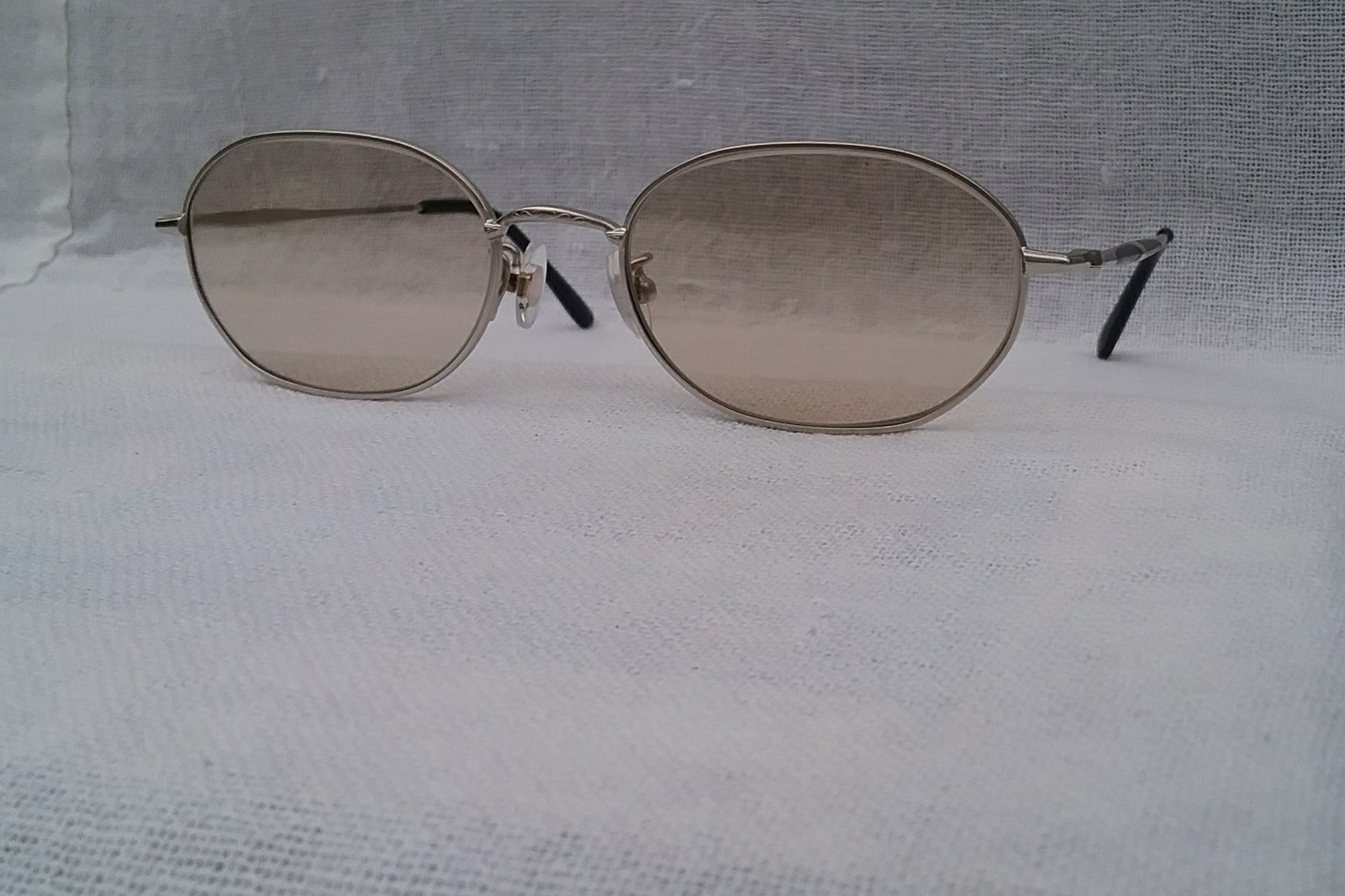 แว่นตาไททาเนียมบริสุทธิ์–ราชสีห์เงิน ทศวรรษ 2000 ผลงานยอดศิลปินนักออกแบบ ทาเคโอะ คิคูจิ ราคานักศึกษา โมเดลคลาสสิค วงรี–จีโอเมตริก เลนส์กระจกคริสตัลกรองแสง หายาก สีน้ำตาล-ชา-สว่าง มองเห็นดวงตาผู้สวมใส่ ขนาดมาตรฐาน 140mm Authentic TAKEO KIKUCHI handmade in Japan