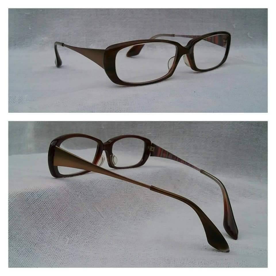 แว่นสายตาระดับ ไฮ - เอนด์ สายพันธุ์ลอนเดินเนอร์  สุดยอดวัสดุ กรอบ 'อะซีเทต - ลายไม้ - อนุพันธุ์เส้นใยฝ้าย' + 'ก้านขาโลหะทองด้าน' *** เลนส์มัลติโค้ทคุณภาพสูง  ใสปิ๊ง !  ค่าสายตา +150  Authentic Paul Smith handmade in Japan