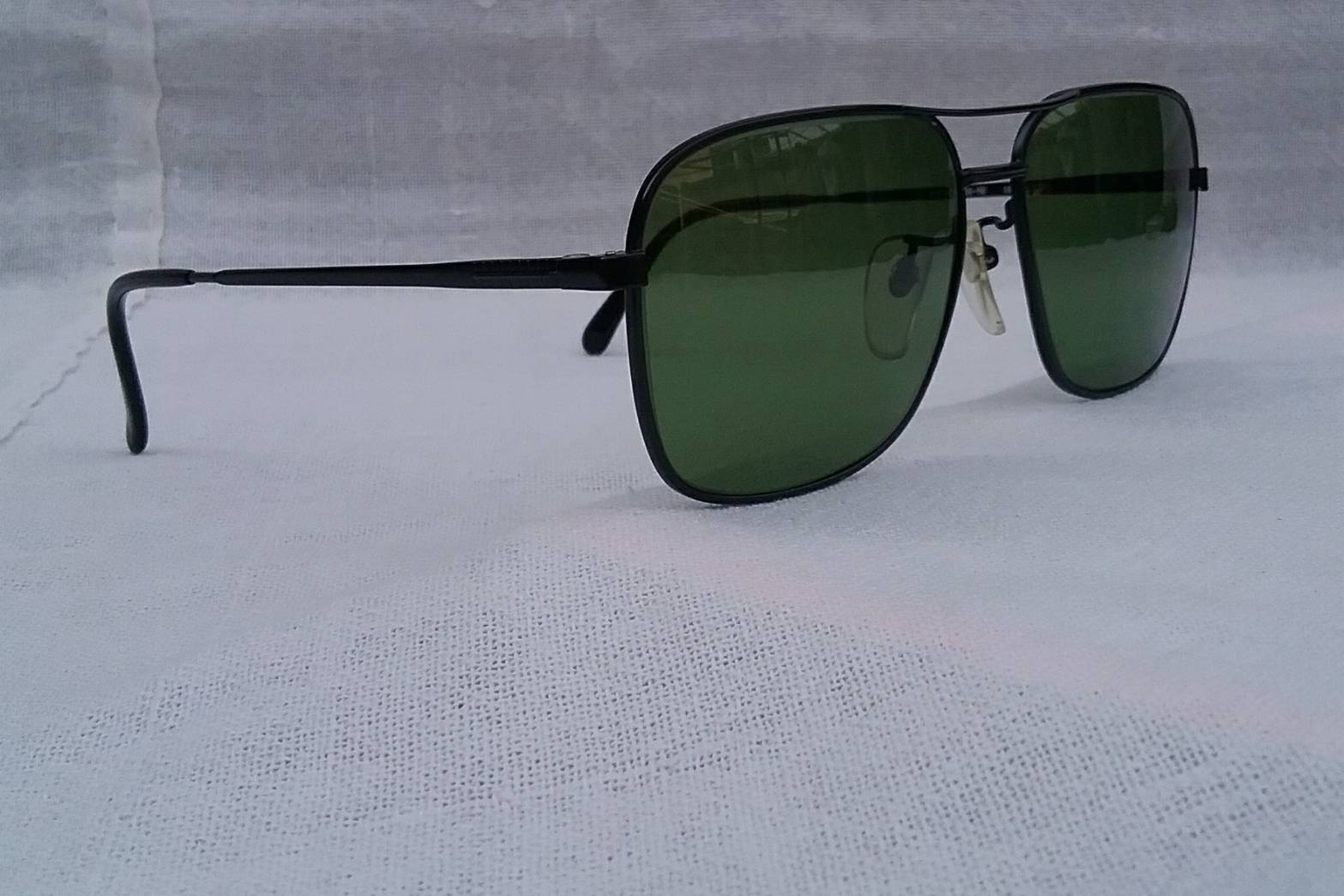 แว่นตาระดับไฮ-เอนด์ของประเทศญี่ปุ่น ไททาเนียมบริสุทธิ์-สิงห์ดำ 'ลิชต์' เจแปนิสแฮนด์เมดทศวรรษ 2000's โมเดลคลาสสิค 'สี่เหลี่ยม-นักบิน' เลนส์กระจกคริสตัล 'สีเขียวใบสน' (Pine Green) ขนาดมาตรฐาน 140mm สภาพเทพ/เก่าเก็บ/งามกริ๊บ! Vintage LICHT handmade in Japan