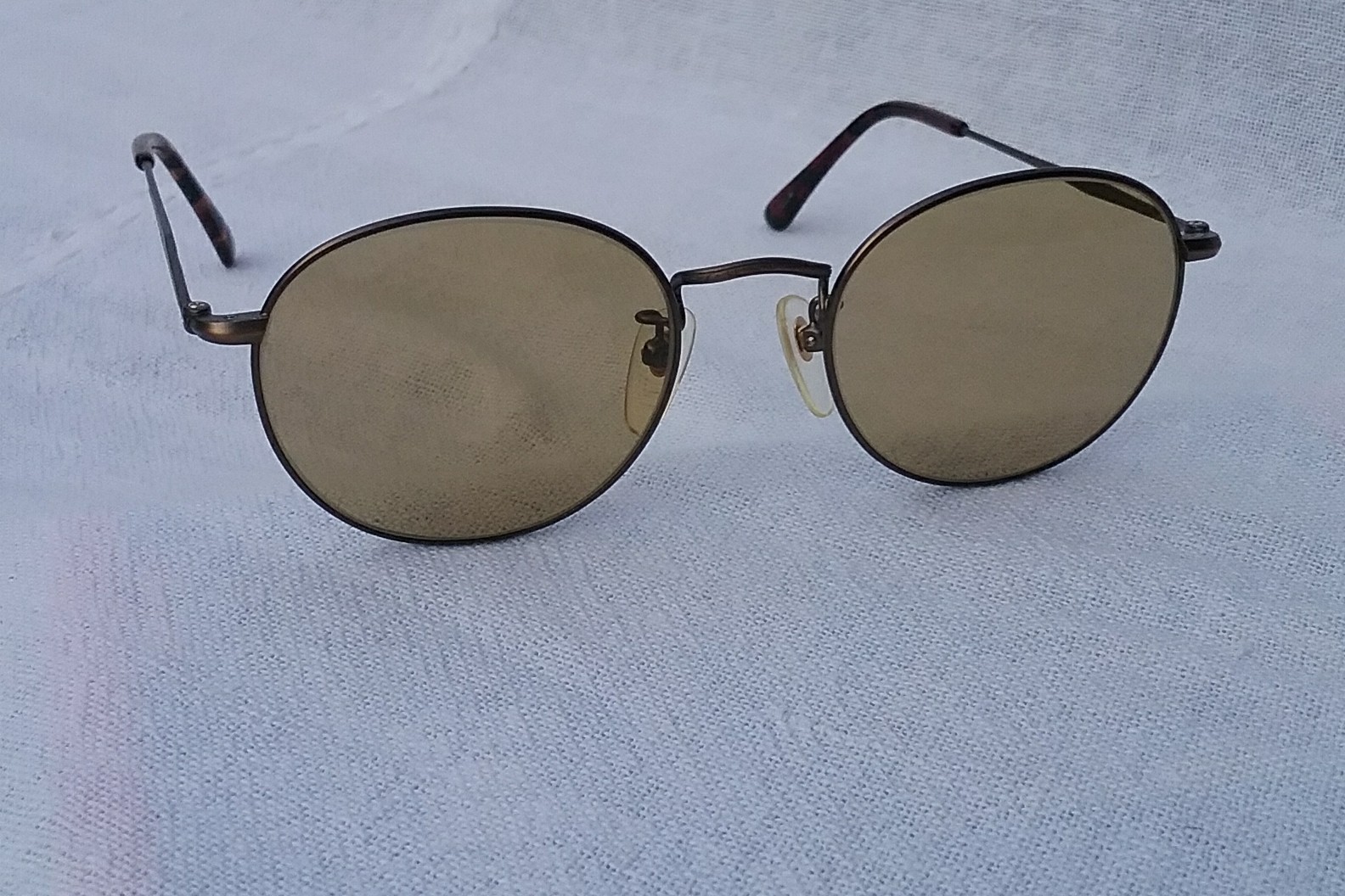 แว่นตาอาร์ติสท์-หยดน้ำ-แพนโต้-จอห์น เลนนอน เมลโรส มือหนึ่ง สต็อกเก่าประเทศญี่ปุ่นทศวรรษ 1990 งานทองด้านเดินลาย โบนัสพิเศษ เลนส์กระจกคริสตัล หายาก สีกากี–สว่าง มองเห็นดวงตาผู้สวมใส่ ขนาดมาตรฐานโมเดลนี้ 134mm Vintage MELROSE handmade in the 1990s in Japan