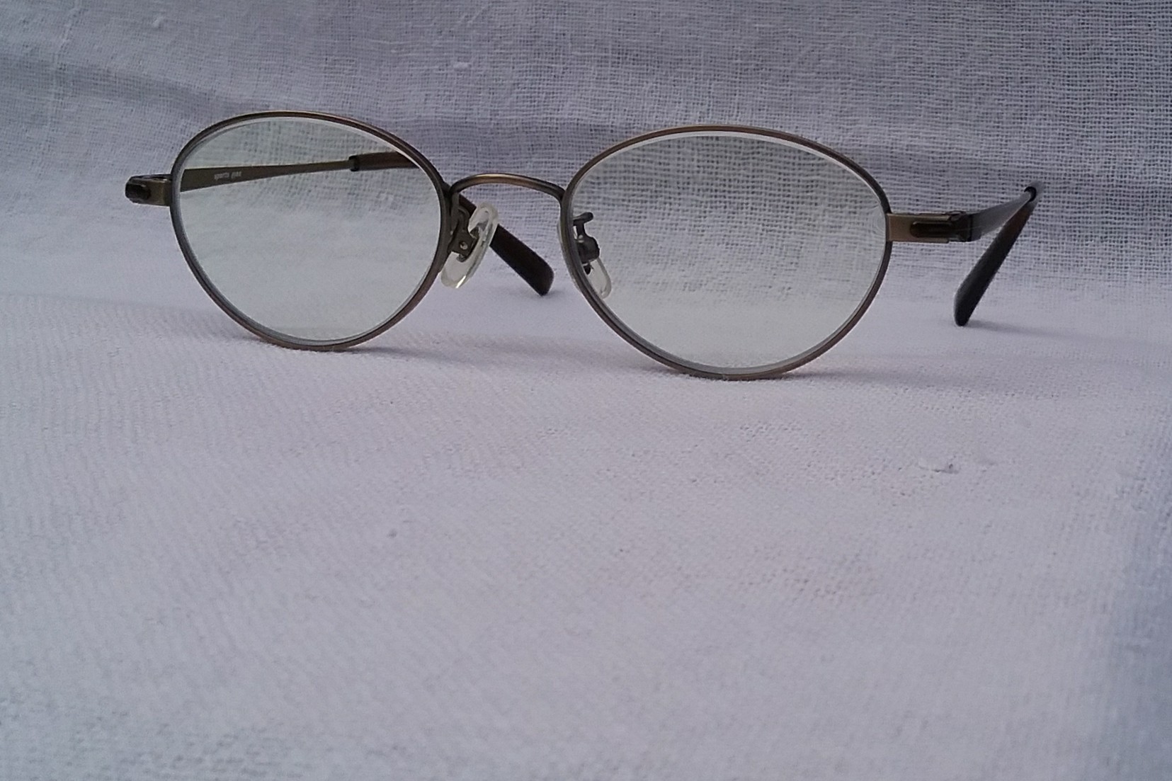 ฉลองพระเนตรแห่งองค์จักรพรรดิ ผู้ให้กำเนิดแว่นตาสายพันธุ์ซาบาเอะ กูกิ-โกกิ มาซูนากะ ทศวรรษ 2010 ไททาเนียมบริสุทธิ์-สีทองด้าน โมเดลโบราณยุคซีวิลวอร์-วงรีเล็ก โบนัสพิเศษ เลนส์บลู โพรเทค มัลติโค้ท ใสปิ๊ง ค่าสายตาบวก 200 ป้องกันแสงสีฟ้าที่เป็นอันตรายได้อย่างสมบูรณ์แบบ Authentic KOOKI handcrafted in Japan