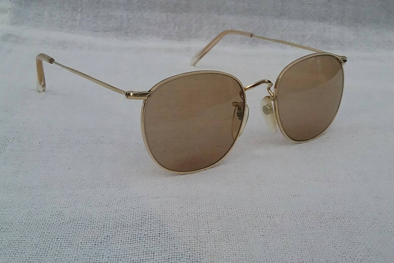 แว่นตาโกลด์ฟิลด์อันดับหนึ่งของแผ่นดิน ยกกำลัง 2 'อัลก้าผู้ยิ่งใหญ่' + โคตรเลนส์กระจกพระเจ้า  'คาร์ล ไซส์ เยนา' ที่ได้รับยกย่องว่าดีที่สุดตลอดกาลของชนชาติเยอรมัน  ความสมบูรณ์แบบของ 2 ตำนานที่คลาสสิคที่สุดแห่งทศวรรษ 1960's  Vintage ALGHA handmade in the 1960's in London, England