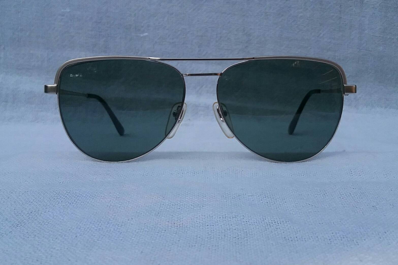 แว่นตาเจ้าบุญทุ่มแห่งทศวรรษที่ 1970's  ทองโกลด์ฟิลด์ 18K  สัดส่วนทองคำบริสุทธิ์ 75%  อุ๊ต๊ะ !  ขนทองมาทำเป็นเหมือง ๆ  โมเดลคลาสสิค 'หยดน้ำตา - นักบิน'  เลนส์กระจกคริสตัล 'สีเทาควันไฟ'  สภาพเทพ / เก่าเก็บ / เหมือนแทบไม่เคยใช้งานมาก่อน !  Vintage JAPANESE GOLD FILLED 18K handmade in the  1970's in Jap