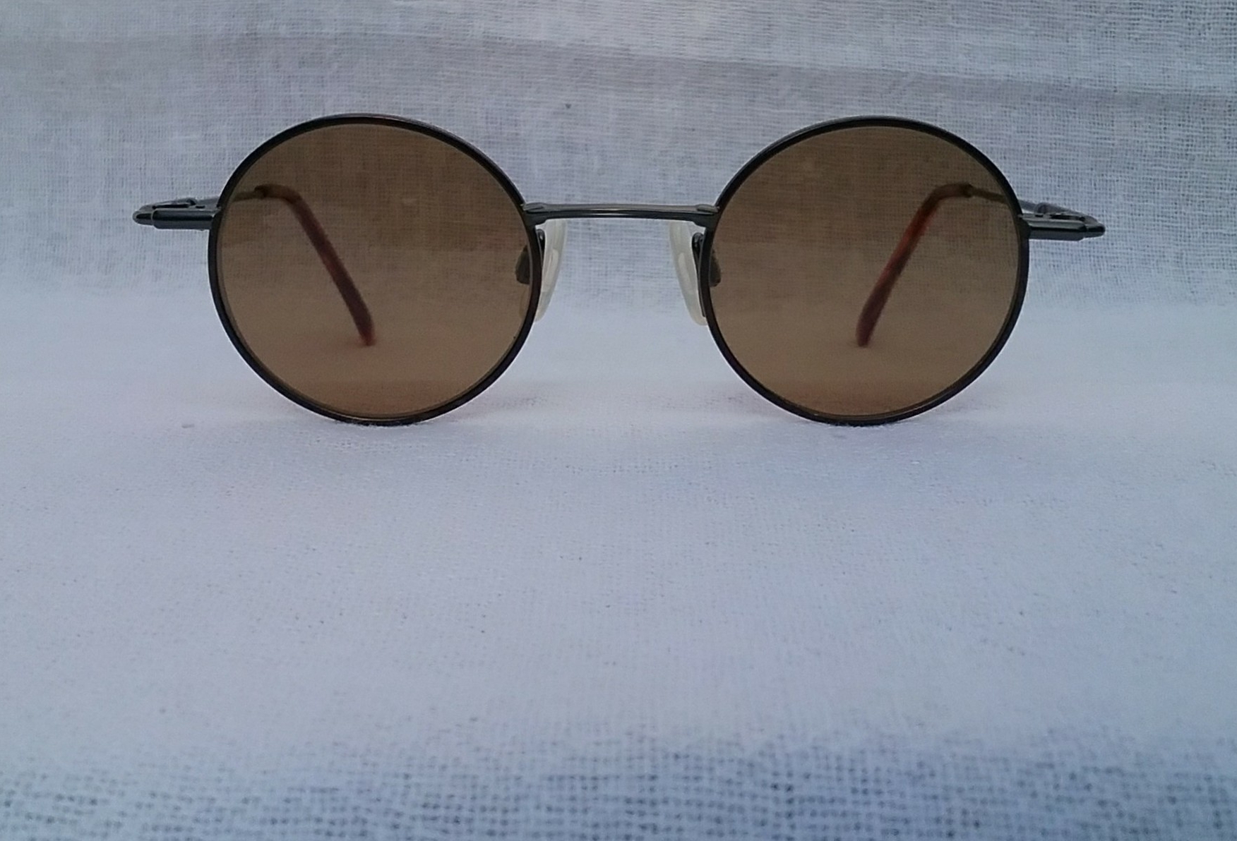 แว่นตาอาร์ติสท์-หยดน้ำ-วงกลมเล็ก-จอห์น เลนนอน บีซี โดย เรด ไททาเนียม มือหนึ่ง สต็อกเก่าประเทศญี่ปุ่นทศวรรษ 1990 กรอบไททาเนียมบริสุทธิ์-สิงห์ดำ หายาก เลนส์กระจกคริสตัล สีกากี-สว่าง ขนาดมาตรฐานโมเดลนี้ 127mm Vintage BC by RED TITANIUM handmade in the 1990s in Japan