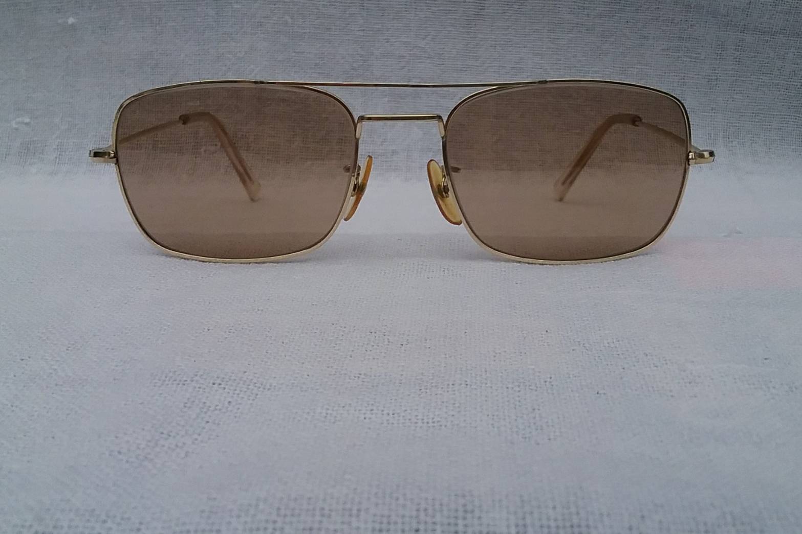 แมกซ์ ไวส์แมน บิดาของ อัลก้าผู้ยิ่งใหญ่ แว่นตาโกลด์ฟิลด์อันดับ 1 ของแผ่นดิน ยกกำลัง 2 ทองโกลด์ฟิลด์ 12K สัดส่วนทองคำบริสุทธิ์ 50%+โคตรเลนส์กระจกพระเจ้า คาร์ล ไซส์ เยนา ได้รับยกย่องว่าดีที่สุดของชนชาติเยอรมัน ความสมบูรณ์แบบของ 2 ตำนานคลาสสิคแห่งศตวรรษที่ 20 Antique MAX WISEMAN Handcrafted in England แมกซ์ ไวส์แมน บิดาของ อัลก้าผู้ยิ่งใหญ่ แว่นตาโกลด์ฟิลด์อันดับ 1 ของแผ่นดิน ยกกำลัง 2 ทองโกลด์ฟิลด์ 12K สัดส่วนทองคำบริสุทธิ์ 50%+โคตรเลนส์กระจกพระเจ้า คาร์ล ไซส์ เยนา ได้รับยกย่องว่าดีที่สุดของชนชาติเยอรมัน ความสมบูรณ์แบบของ 2 ตำนานคลาสสิคแห่งศตวรรษที่ 20 Antique MAX WISEMAN Handcrafted in England