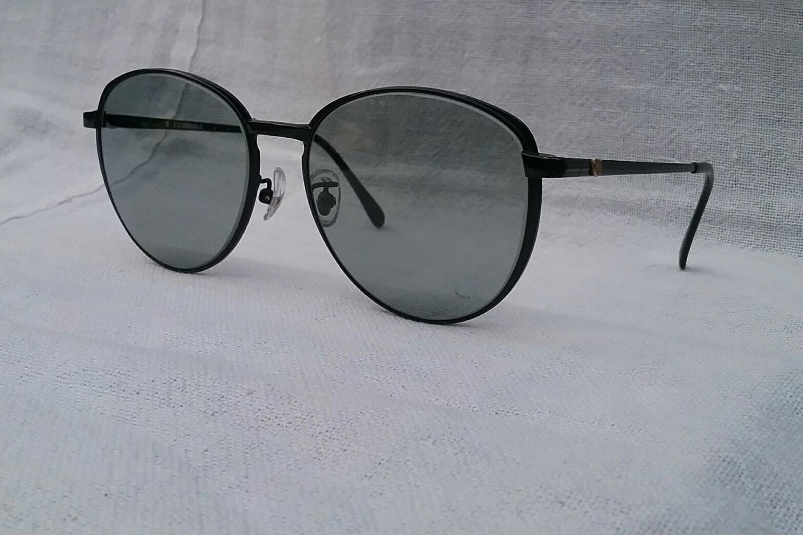 แว่นตาปัญญาชนอังกฤษ 'เคมบริดจ์ ยูนิเวอร์ซิตี้'  วินเทจทศวรรษ 1990's  โมเดลอาร์ติสท์ 'หยดน้ำ - แพนโต้ - ใหญ่ - ราชสีห์ดำ - จอห์น เลนนอน' ☆☆☆ เลนส์กระจกคริสตัล หายาก 'สีเทาควันไฟ'  Vintage CAMBRIDGE UNIV. handmade in the 1990's in Japan