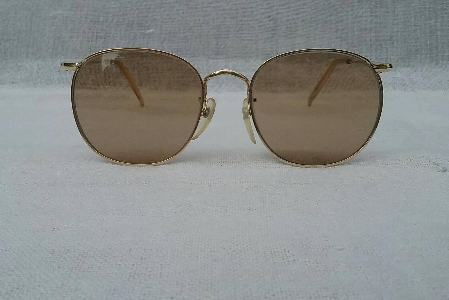 แว่นตาโกลด์ฟิลด์อันดับหนึ่งของแผ่นดิน ยกกำลัง 2 'อัลก้าผู้ยิ่งใหญ่' + โคตรเลนส์กระจกพระเจ้า  'คาร์ล ไซส์ เยนา' ที่ได้รับยกย่องว่าดีที่สุดตลอดกาลของชนชาติเยอรมัน  ความสมบูรณ์แบบของ 2 ตำนานที่คลาสสิคที่สุดแห่งทศวรรษ 1960's  Vintage ALGHA handmade in the 1960's in London, England