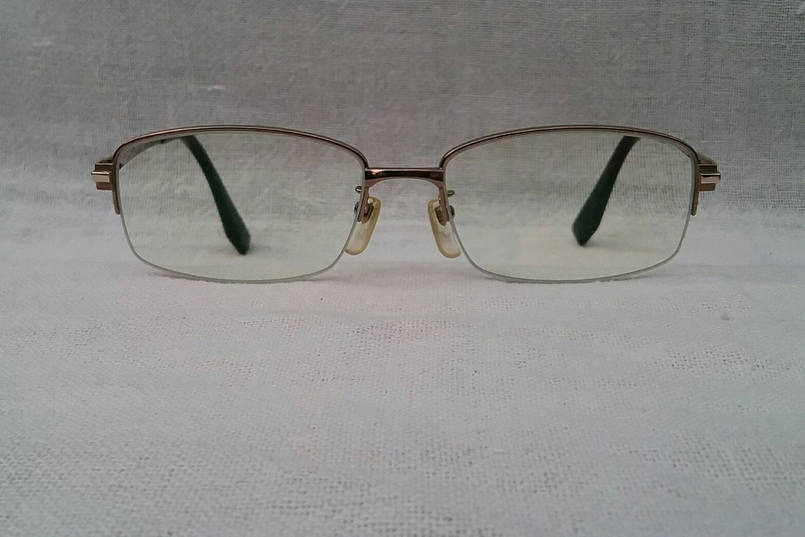 แว่นตา ไททาเนียมบริสุทธิ์ ซุปเปอร์แบรนด์หรูราชสำนักอังกฤษ  ทศวรรษที่ 2010's ***โบนัสพิเศษ : เลนส์ บลู โพรเทค มัลติโค้ท ใสปิ๊ง ค่าสายตา +175  สภาพเทพ / เก่าเก็บ / ใหม่กริ๊บ !  Authentic DAKS handmade in the 2010's in Japan