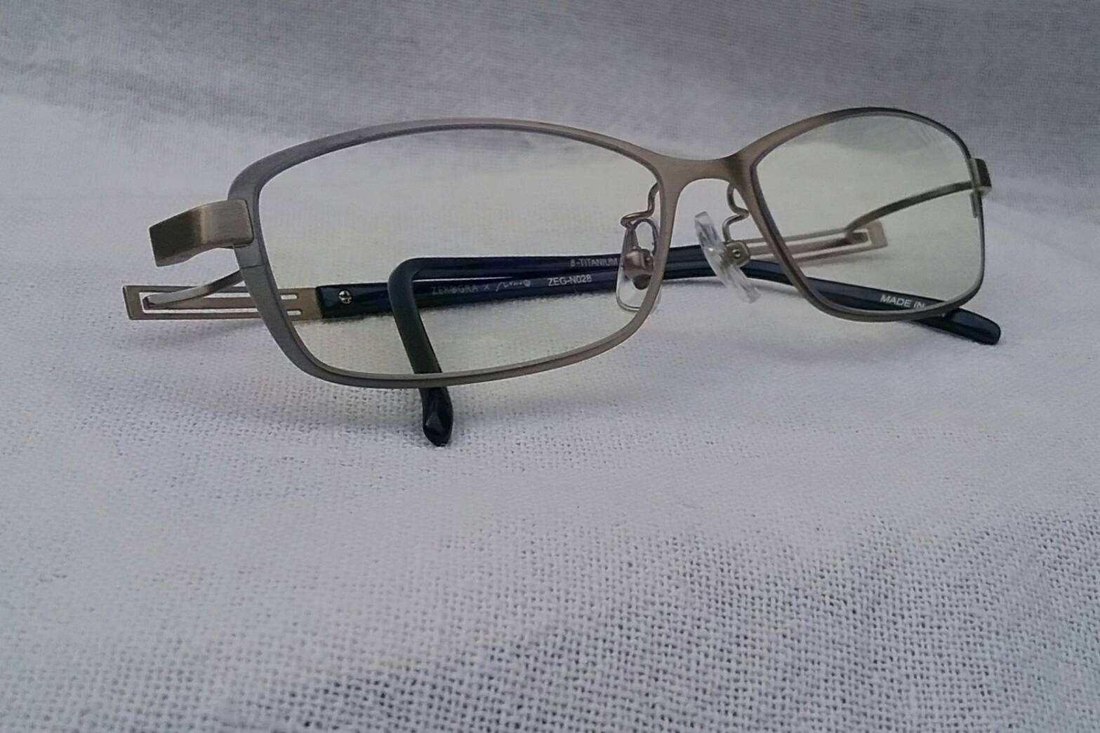 แว่นสายตาระดับ ไฮ - เอนด์ สายพันธุ์อเมริกัน - เจแปนิส ทศวรรษ 2010's ผลงานช่างฝีมือเมืองซาบาเอะ ราชธานีแห่งแว่นตาของญี่ปุ่น กรอบ 'เบต้า ไททาเนียมบริสุทธิ์' + โบนัสพิเศษ : เลนส์ บลู โพรเทค มัลติโค้ท ใสปิ๊ง ค่าสายตา +175  Authentic ZEROGRA handcrafted in Sabae, Fukui, Japan