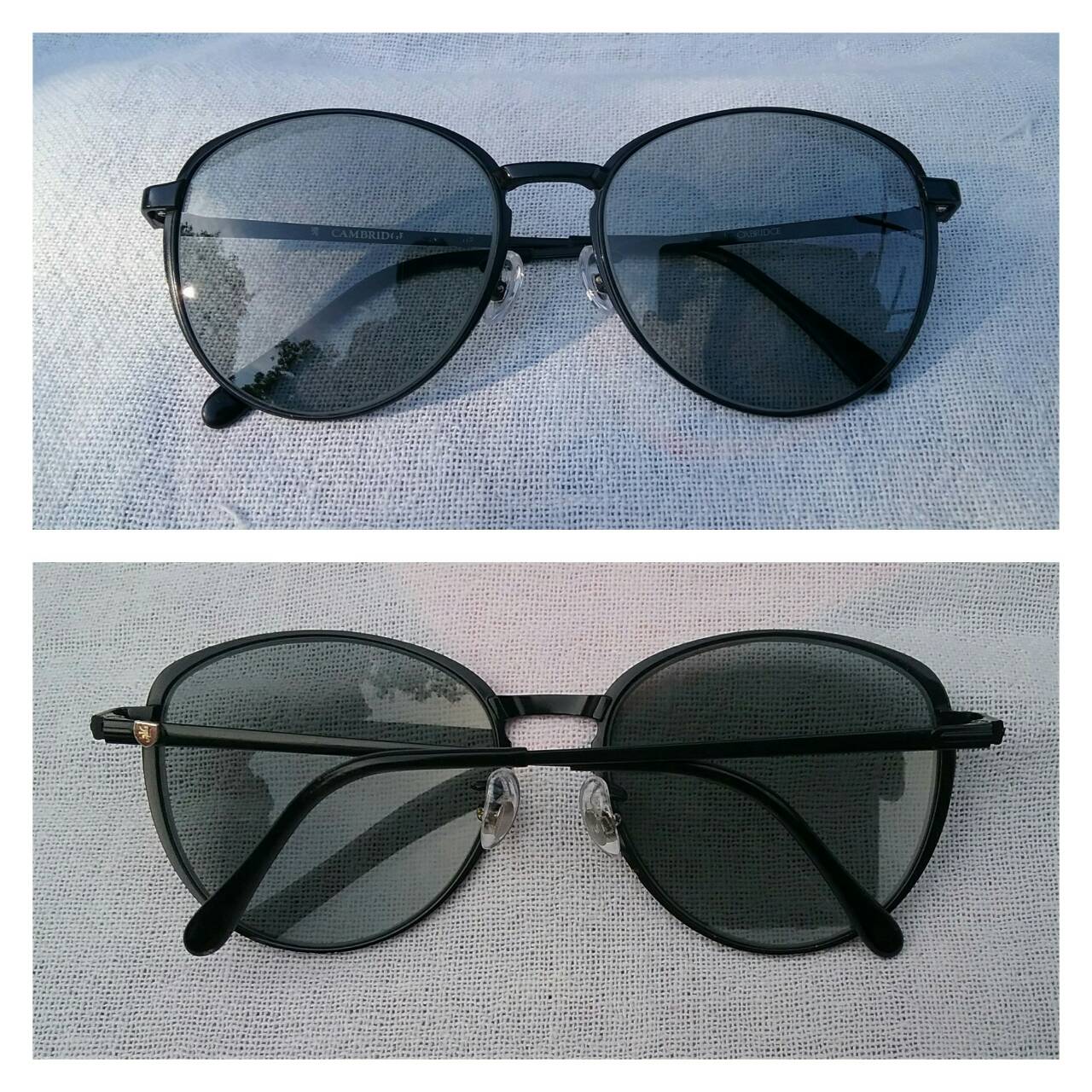 แว่นตาปัญญาชนอังกฤษ 'เคมบริดจ์ ยูนิเวอร์ซิตี้'  วินเทจทศวรรษ 1990's  โมเดลอาร์ติสท์ 'หยดน้ำ - แพนโต้ - ใหญ่ - ราชสีห์ดำ - จอห์น เลนนอน' ☆☆☆ เลนส์กระจกคริสตัล หายาก 'สีเทาควันไฟ'  Vintage CAMBRIDGE UNIV. handmade in the 1990's in Japan