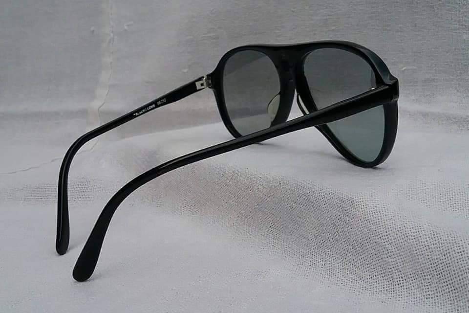 แว่นตา 'บอสช์ แอนด์ ลอมบ์' ผู้ให้กำเนิด 'เรย์ - แบน แสนสะท้าน' อเมริกันวินเทจทศวรรษ 1980's โมเดลอะซีเทตในดวงใจของ เอลวิส เพรสลีย์, บรูซ ลี, โรเบิร์ต เดอ นีโร, จอห์นนี เดปป์ เลนส์กระจกคริสตัล 'สีเทาท้องฟ้า' Vintage BAUSCH & LOMB handmade in the 1980's in Rochester, USA แว่นตา 'บอสช์ แอนด์ ลอมบ์' ผู้ให้กำเนิด 'เรย์ - แบน แสนสะท้าน' อเมริกันวินเทจทศวรรษ 1980's โมเดลอะซีเทตในดวงใจของ เอลวิส เพรสลีย์, บรูซ ลี, โรเบิร์ต เดอ นีโร, จอห์นนี เดปป์ เลนส์กระจกคริสตัล 'สีเทาท้องฟ้า' Vintage BAUSCH & LOMB handmade in the 1980's in Rochester, USA