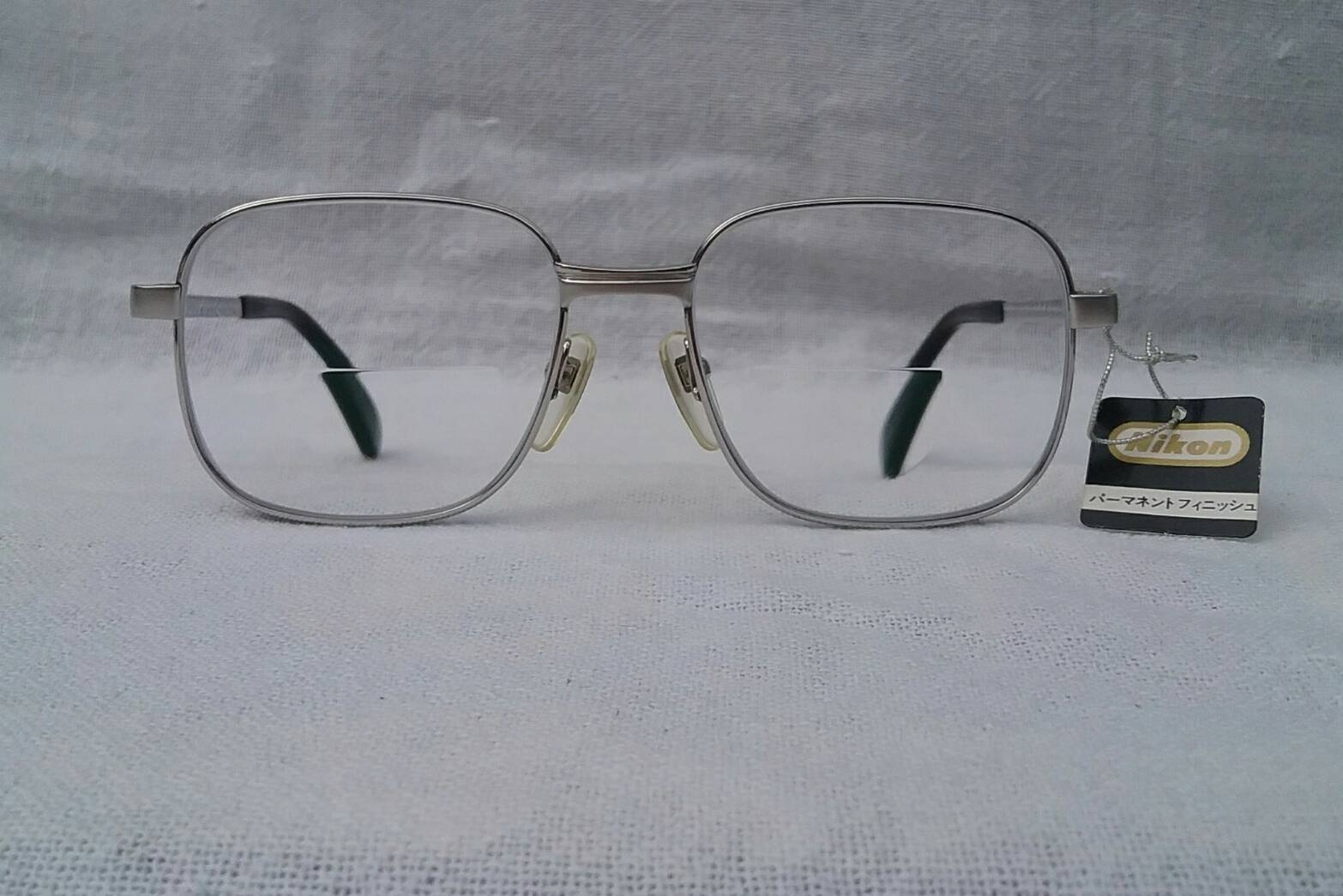 แว่นตาระดับพรีเมียมของประเทศญี่ปุ่น มือหนึ่ง - สต็อคเก่าทศวรรษ 2010's สภาพเทพ / ใหม่กริ๊บ / ไม่เคยใช้งานมาก่อน ! ☆ โบนัสพิเศษ : เลนส์มัลติโค้ทสายตายาว 2 ชั้น ค่าสายตา +300 / +75 มองได้ชัดแจ๋วทั้งระยะใกล้และไกล สภาพซุปเปอร์นางฟ้า 100% ขนาดมาตรฐาน 140 mm Authentic NIKON handmade in Japan แว่นตาระดับพรีเมียมของประเทศญี่ปุ่น มือหนึ่ง - สต็อคเก่าทศวรรษ 2010's สภาพเทพ / ใหม่กริ๊บ / ไม่เคยใช้งานมาก่อน ! ☆ โบนัสพิเศษ : เลนส์มัลติโค้ทสายตายาว 2 ชั้น ค่าสายตา +300 / +75 มองได้ชัดแจ๋วทั้งระยะใกล้และไกล สภาพซุปเปอร์นางฟ้า 100% ขนาดมาตรฐาน 140 mm Authentic NIKON handmade in Japan