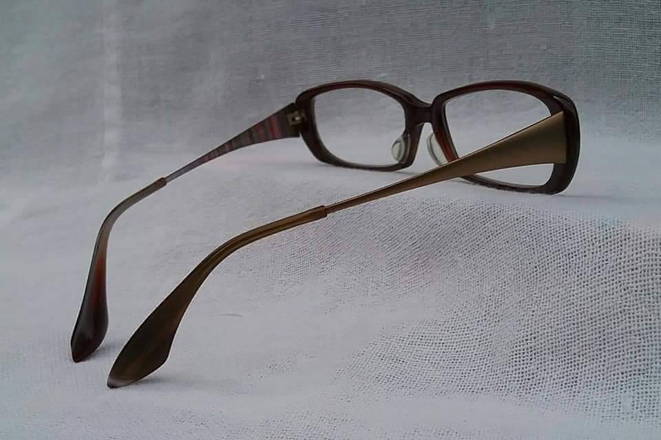 แว่นสายตาระดับ ไฮ - เอนด์ สายพันธุ์ลอนเดินเนอร์  สุดยอดวัสดุ กรอบ 'อะซีเทต - ลายไม้ - อนุพันธุ์เส้นใยฝ้าย' + 'ก้านขาโลหะทองด้าน' *** เลนส์มัลติโค้ทคุณภาพสูง  ใสปิ๊ง !  ค่าสายตา +150  Authentic Paul Smith handmade in Japan
