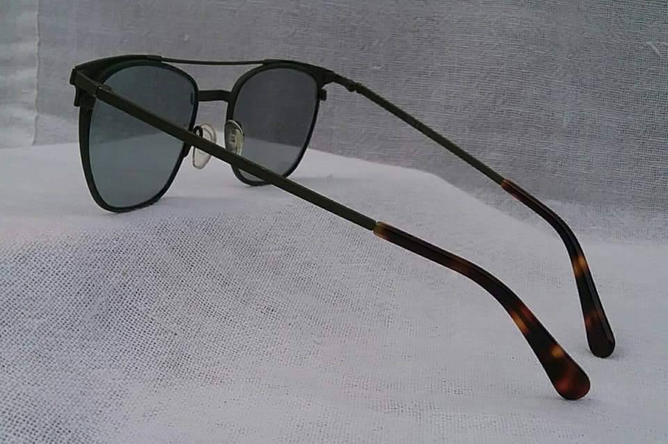 แว่นตาลาตินอเมริกาแฮนด์เมด ทศวรรษ 2010s 'เบน แอนด์ แฟรงค์' โมเดล 'สี่เหลี่ยม นักบิน คลาสสิค' กรอบโลหะคาน 2 ชั้น 'สีเขียวทหารอเมริกัน' (American Military Green) สภาพเทพ/เก่าเก็บ/งามกริ๊บ เลนส์กระจกคริสตัลหายาก 'สีเทาท้องฟ้า' Authentic BEN & FRANK handmade in the 2010s in Mexico City, Mexico