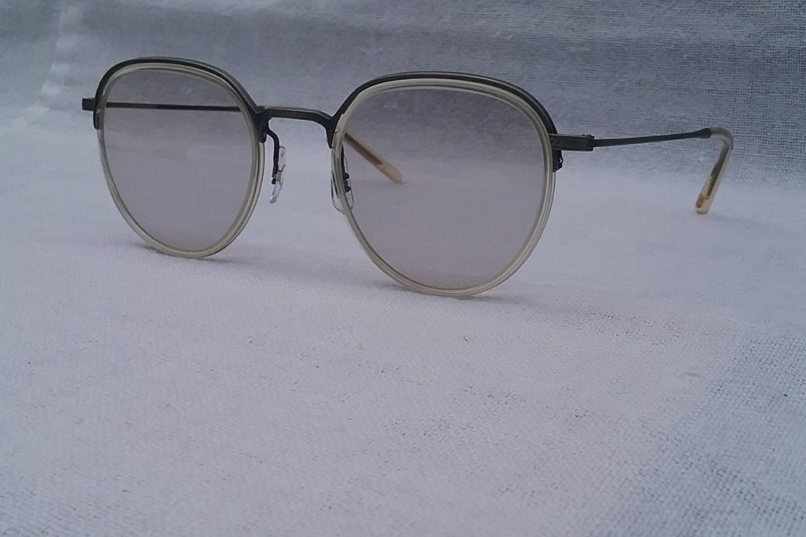 แว่นตาอะซีเทเนียมระดับไฮ-เอนด์ 'อายแวน' ผลงานช่างหัตถศิลป์แห่งซาบาเอะ ราชธานีแว่นตาของประเทศญี่ปุ่น โมเดลอาร์ติสท์ 'หยดน้ำ-แพนโต้' เลนส์กระจกคริสตัลออโต้ 'สีเทาอ่อน' มองเห็นดวงตาผู้สวมใส่ ปรับสีอัตโนมัติ ระดับความเข้ม 40% Authentic EYEVAN handcrafted in the 2019 in Sabae, Japan แว่นตาอะซีเทเนียมระดับไฮ-เอนด์ 'อายแวน' ผลงานช่างหัตถศิลป์แห่งซาบาเอะ ราชธานีแว่นตาของประเทศญี่ปุ่น โมเดลอาร์ติสท์ 'หยดน้ำ-แพนโต้' เลนส์กระจกคริสตัลออโต้ 'สีเทาอ่อน' มองเห็นดวงตาผู้สวมใส่ ปรับสีอัตโนมัติ ระดับความเข้ม 40% Authentic EYEVAN handcrafted in the 2019 in Sabae, Japan