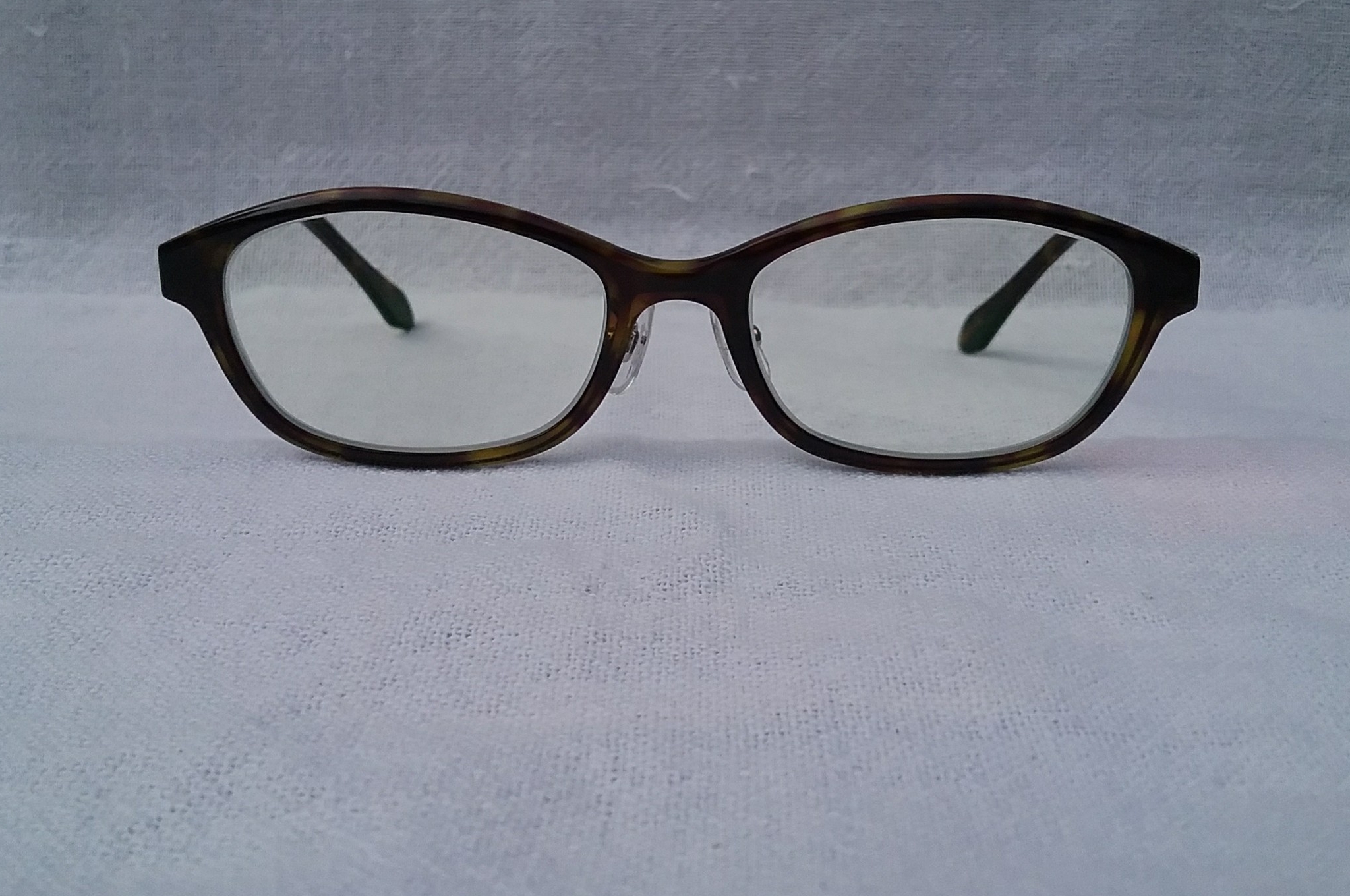 แว่นตายอดฝีมือจากเมืองซาบาเอะ - ราชธานีแห่งแว่นตาของญี่ปุ่น  กรอบ 'อะซีเทต อนุพันธุ์เส้นใยฝ้าย ลายกระ' ฝังแผ่นโลหะ 'ไททาเนียมบริสุทธิ์'  ☆☆☆ โบนัสพิเศษ : เลนส์ บลู โพรเทค มัลติโค้ท ใสปิ๊ง ค่าสายตา +150  ป้องกันแสงสีฟ้า (Blue Protect)   Authentic HAMAMOTO handmade in the 2010's in Sabae, Japan