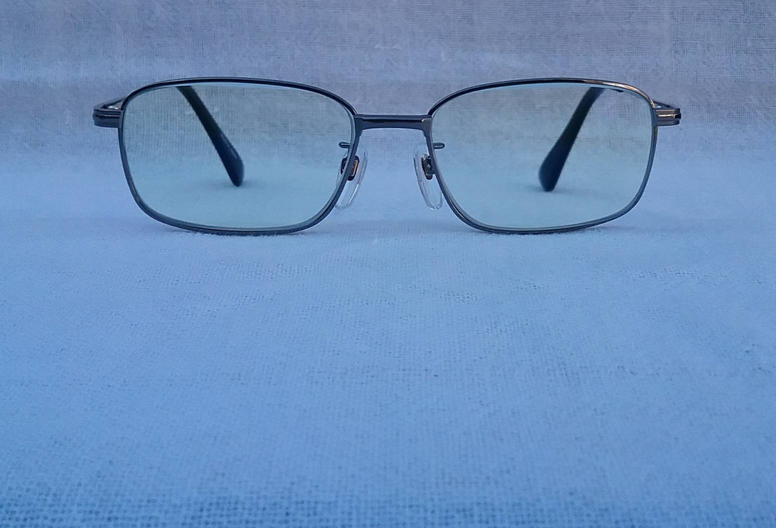 แว่นสายตาเทพเจ้าของชาวเยอรมัน โรเดนสต็อค ไททาเนียมบริสุทธิ์ เอ็กซ์คลูซีฟ ซีรีส์ โบนัสพิเศษ เลนส์ บลู โพรเทค มัลติโค้ท ใสปิ๊ง ค่าสายตาบวก175 ป้องกันแสงสีฟ้าที่เป็นอันตรายได้อย่างสมบูรณ์แบบ บานพับสปริง โรดาเฟล็กซ์ ลิขสิทธิ์ผู้เดียวของโรเดนสต็อค ขนาดมาตรฐาน 138mm Authentic RODENSTOCK handmade in Japan