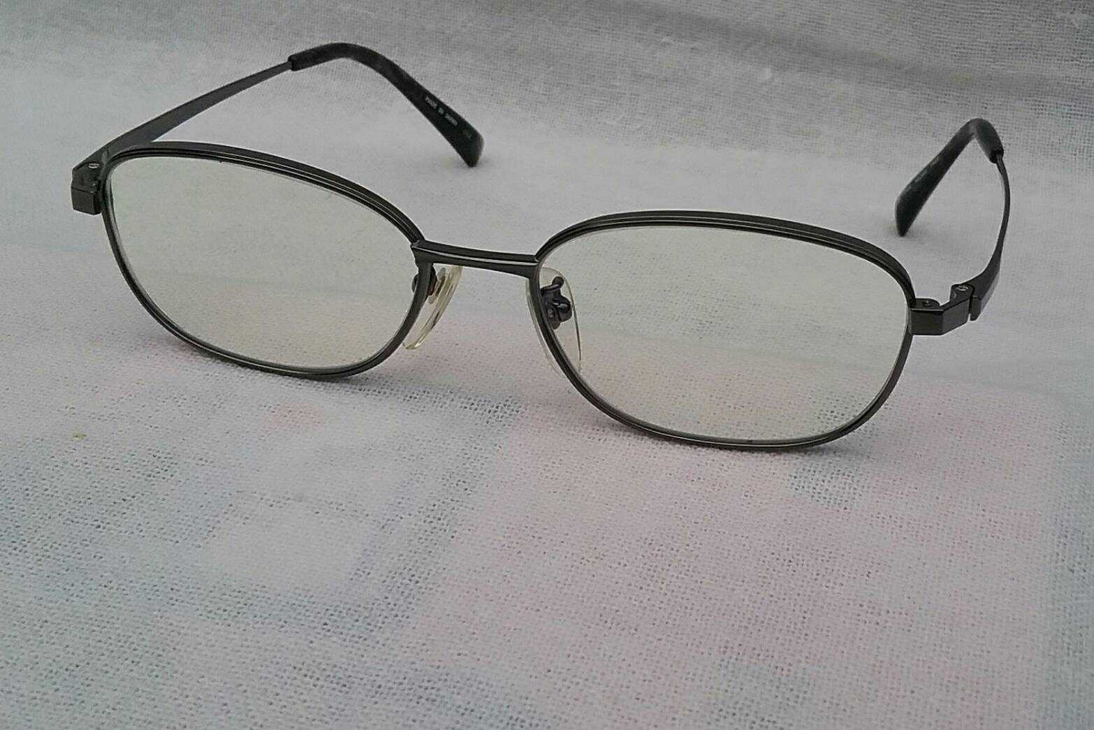 แว่นสายตาเกรดพรีเมียมจากประเทศญี่ปุ่น ทศวรรษ 2020's 'พี-อิกเซล ทู' สภาพเทพ/เก่าเก็บ/ใหม่กริ๊บ! กรอบไททาเนียมบริสุทธิ์ + โบนัสพิเศษ : เลนส์ บลู โพรเทค มัลติโค้ท ใสปิ๊ง ค่าสายตา +150 ป้องกันแสงสีฟ้าที่เป็นอันตรายได้อย่างสมบูรณ์แบบ Authentic P-IXEL II handmade in Japan