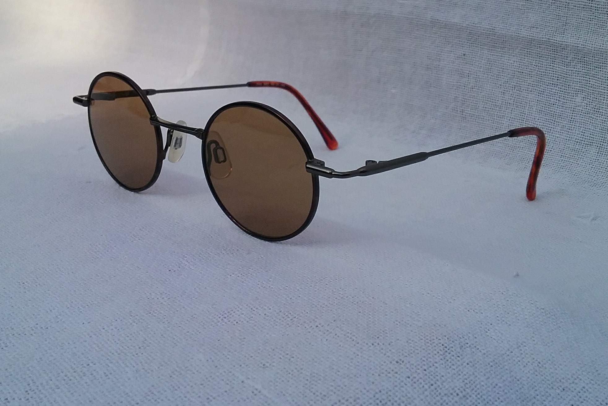 แว่นตาอาร์ติสท์-หยดน้ำ-วงกลมเล็ก-จอห์น เลนนอน บีซี โดย เรด ไททาเนียม มือหนึ่ง สต็อกเก่าประเทศญี่ปุ่นทศวรรษ 1990 กรอบไททาเนียมบริสุทธิ์-สิงห์ดำ หายาก เลนส์กระจกคริสตัล สีกากี-สว่าง ขนาดมาตรฐานโมเดลนี้ 127mm Vintage BC by RED TITANIUM handmade in the 1990s in Japan